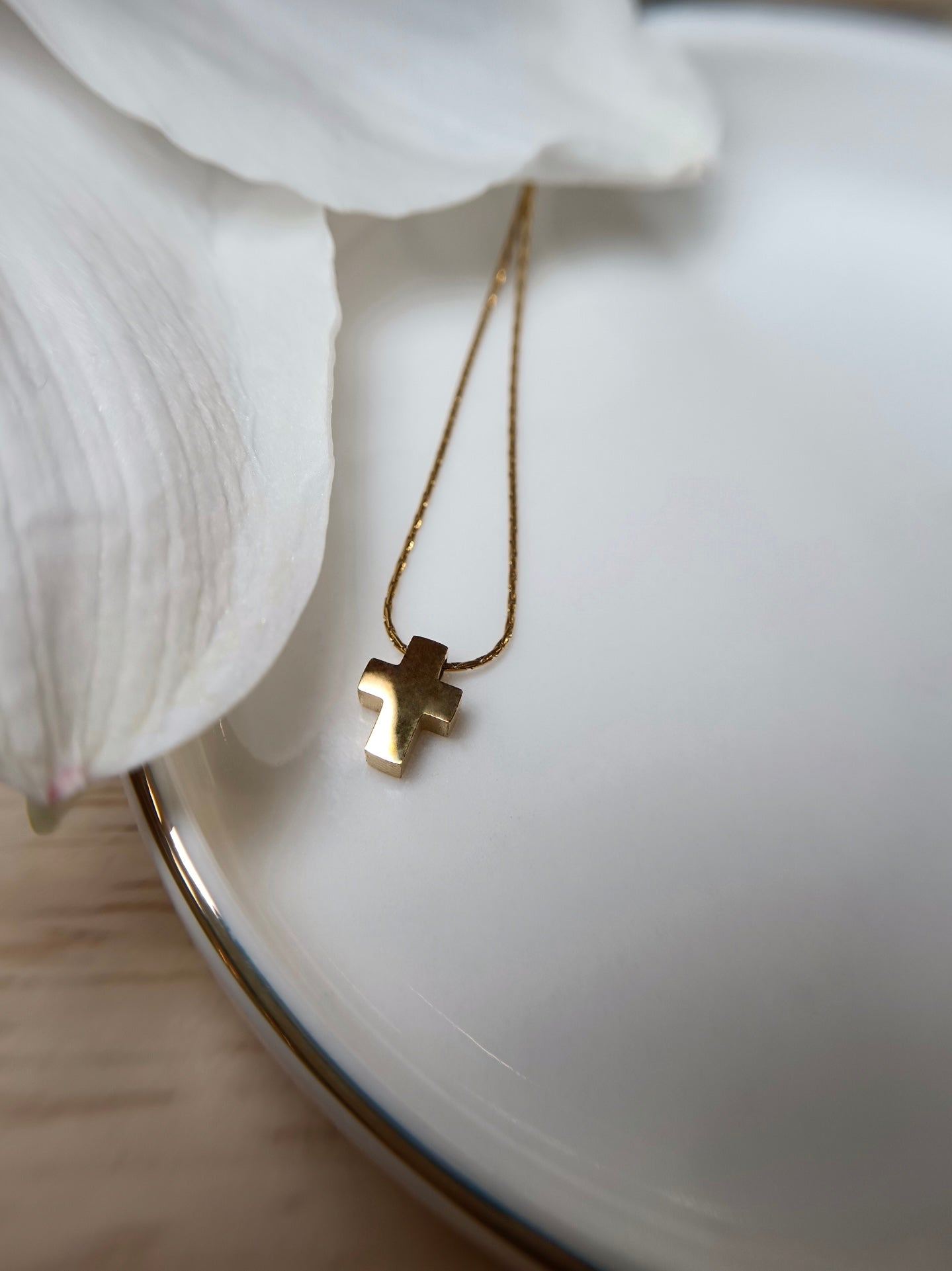 Collier chaîne fine Serpentine avec pendentif croix en acier inoxydable doré