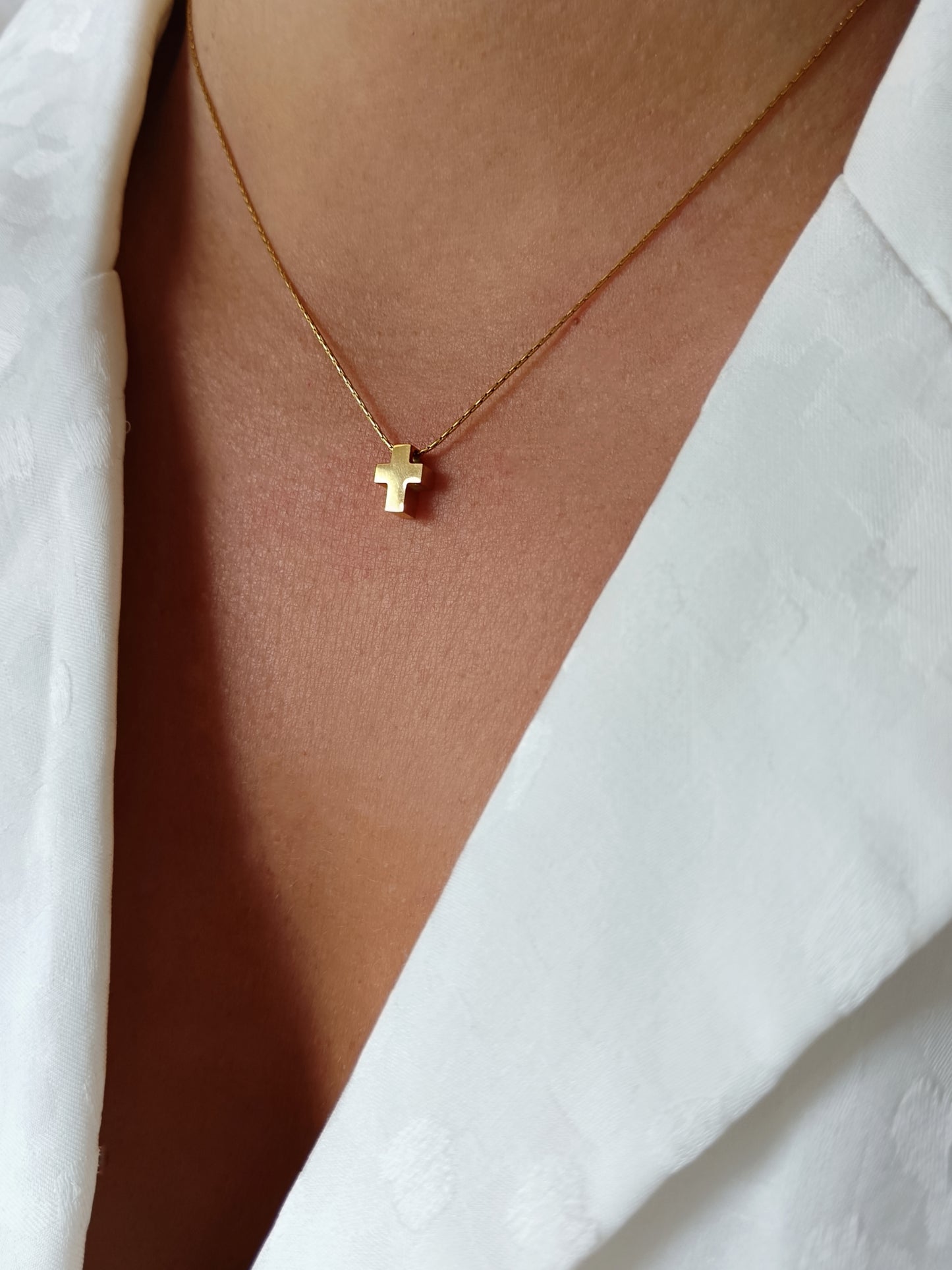 Collier chaîne fine Serpentine avec pendentif croix en acier inoxydable doré
