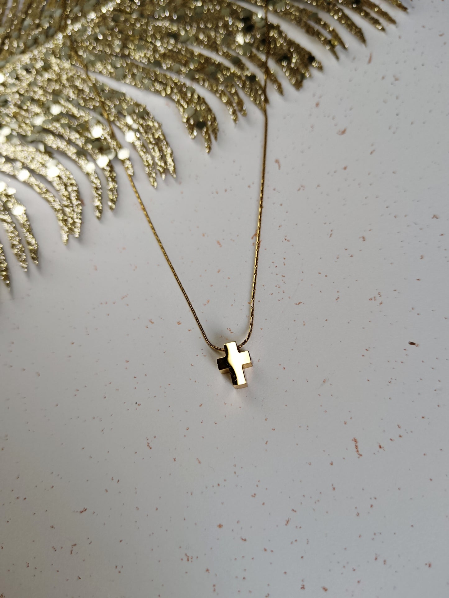Collier chaîne fine Serpentine avec pendentif croix en acier inoxydable doré