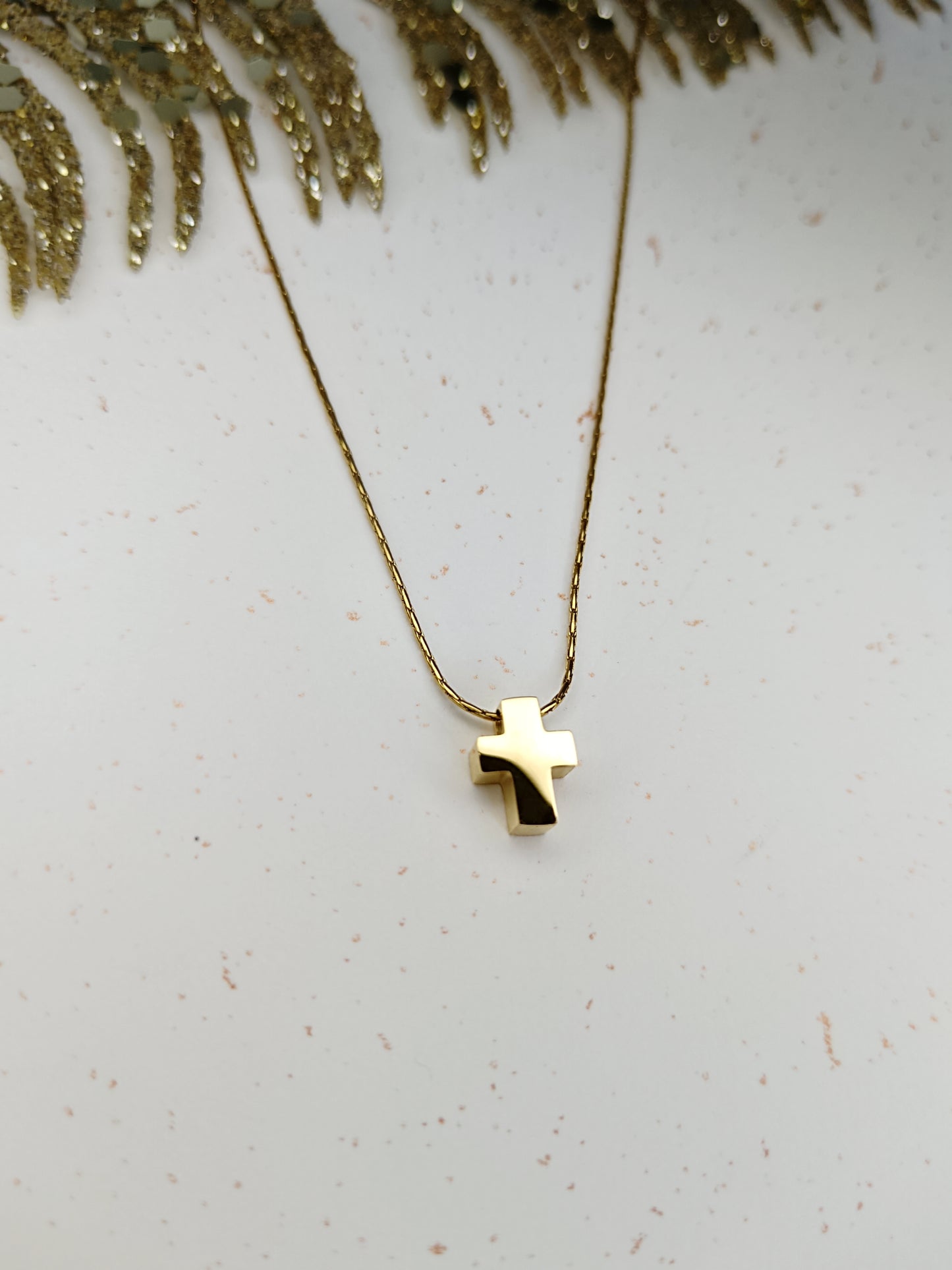 Collier chaîne fine Serpentine avec pendentif croix en acier inoxydable doré