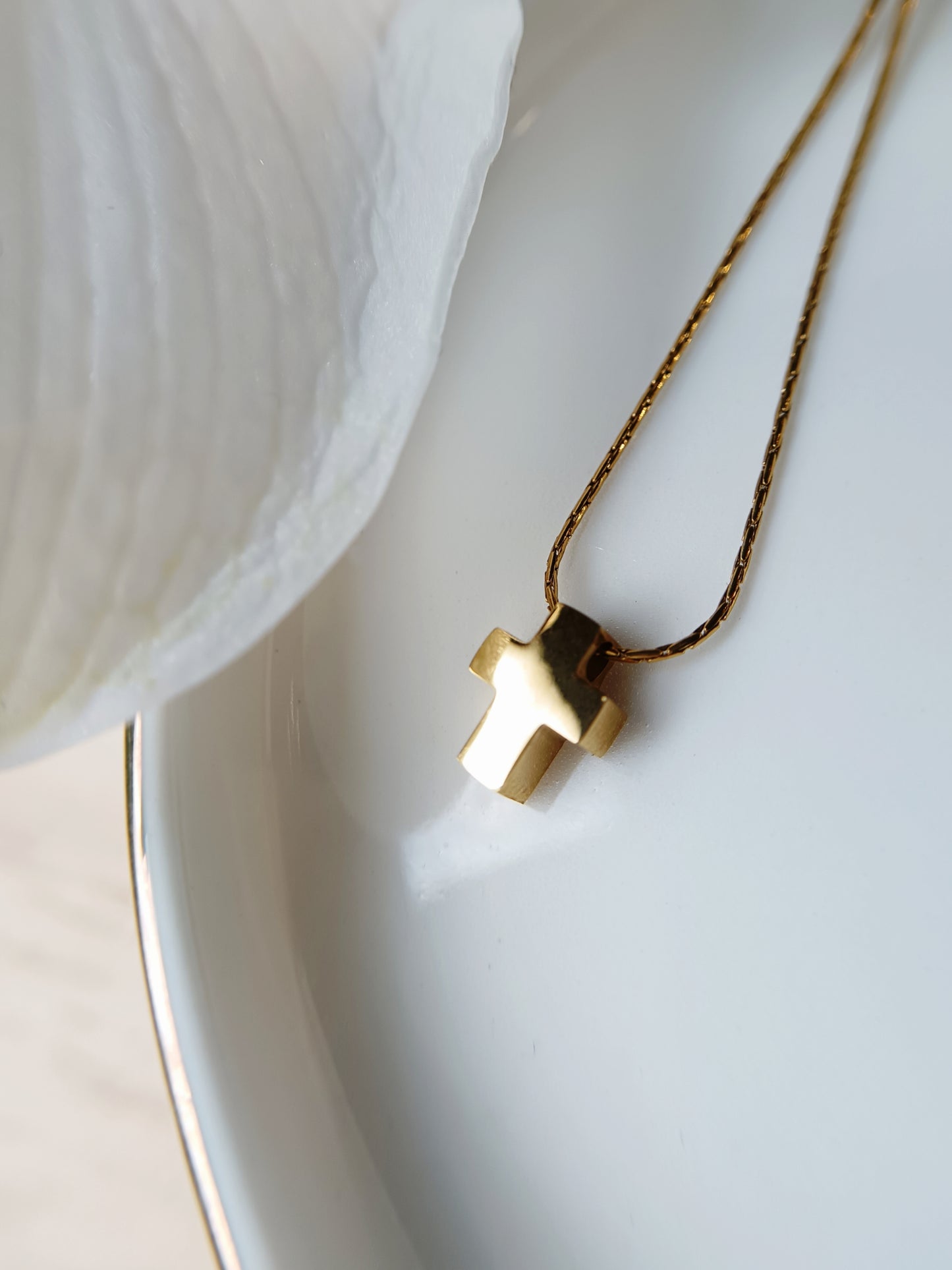 Collier chaîne fine Serpentine avec pendentif croix en acier inoxydable doré