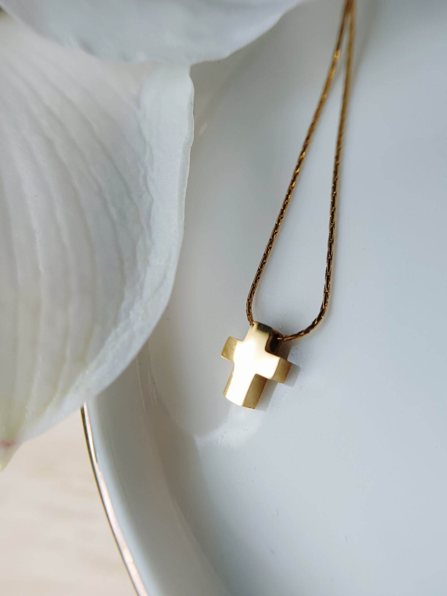 Collier chaîne fine Serpentine avec pendentif croix en acier inoxydable doré