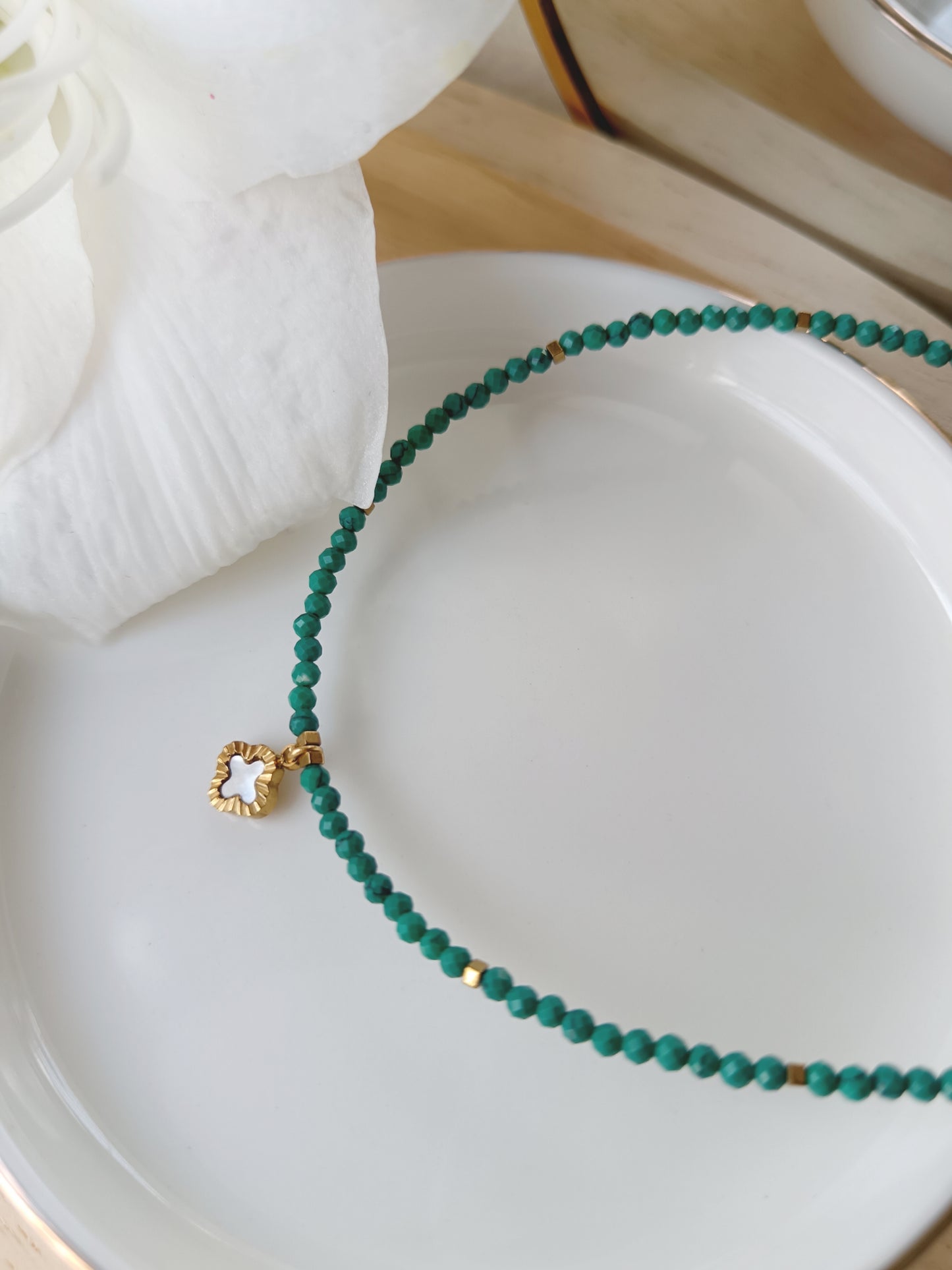 Collier howlite petit trèfle