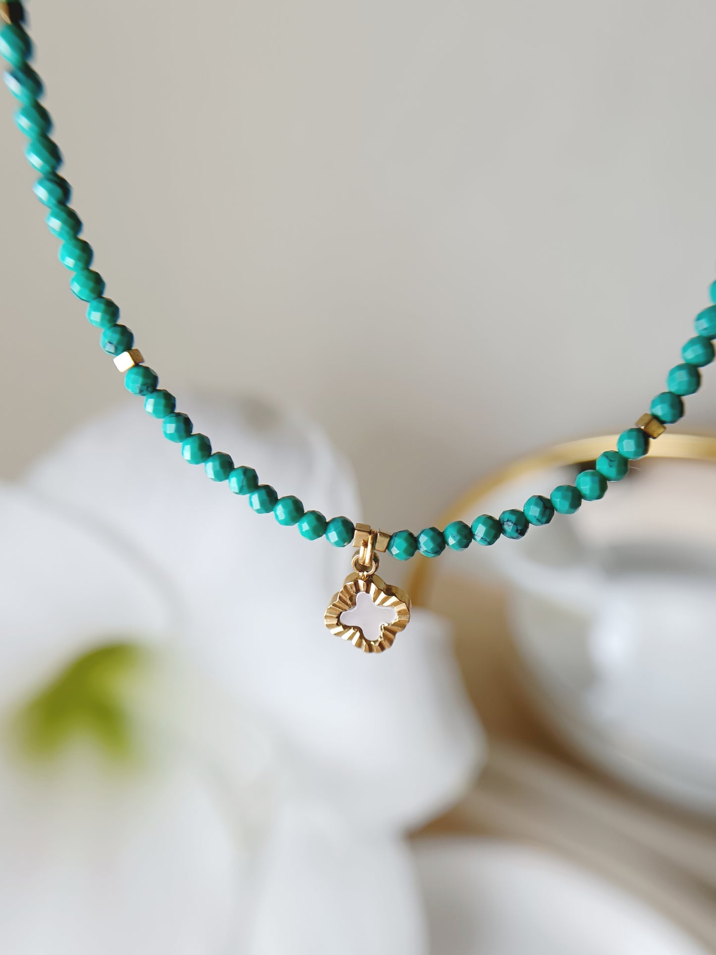 Collier howlite petit trèfle
