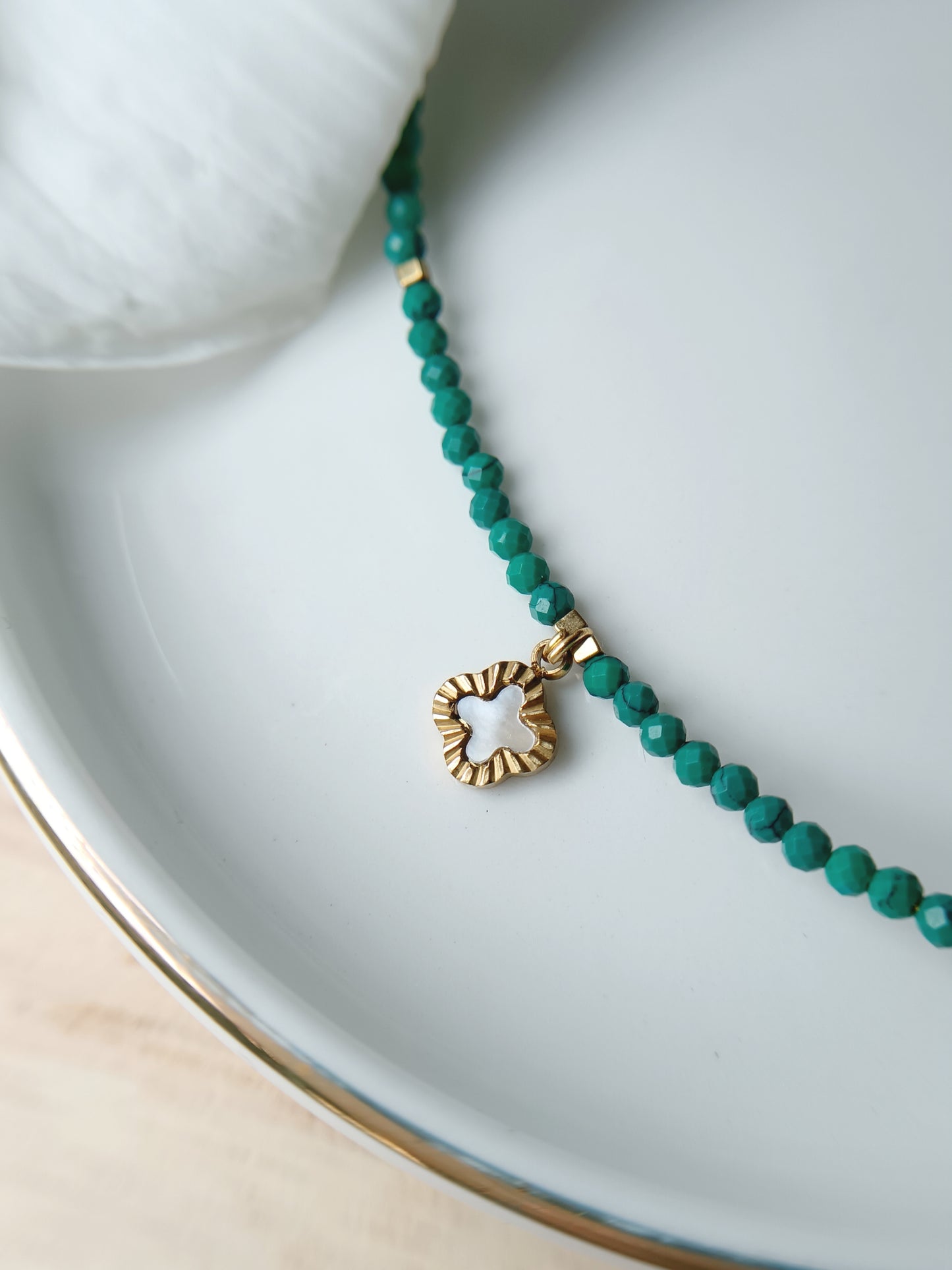 Collier howlite petit trèfle