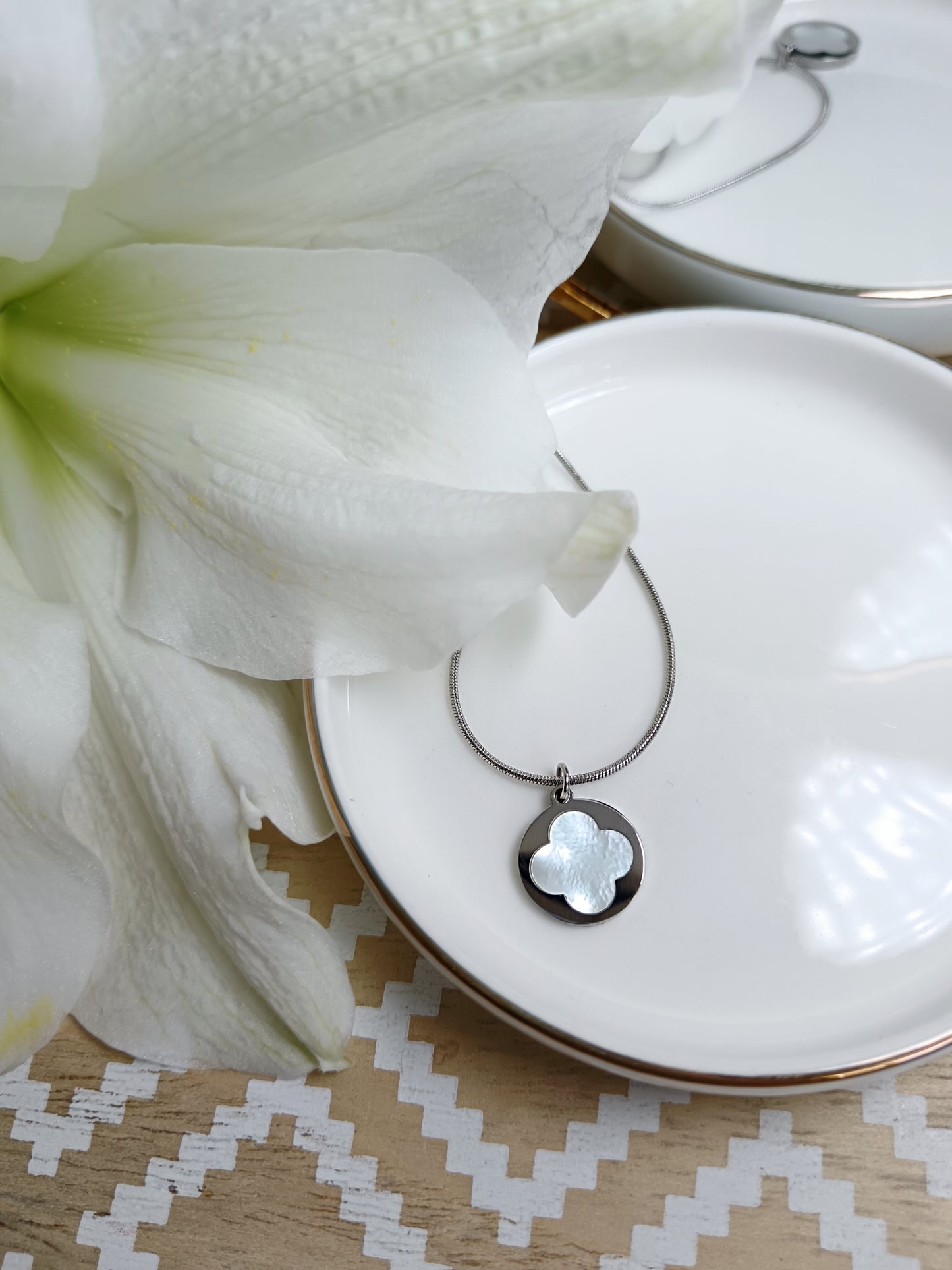 Collier trèfle incrusté
