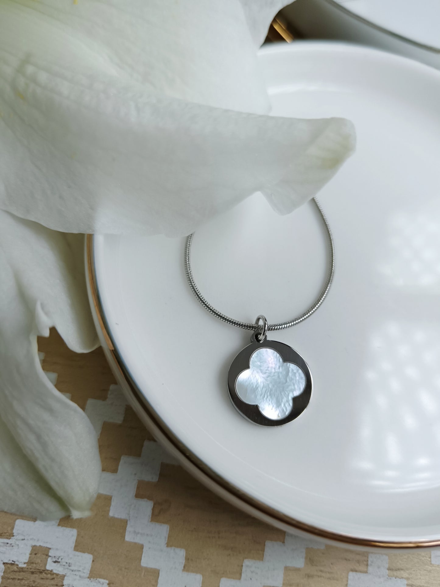 Collier trèfle incrusté
