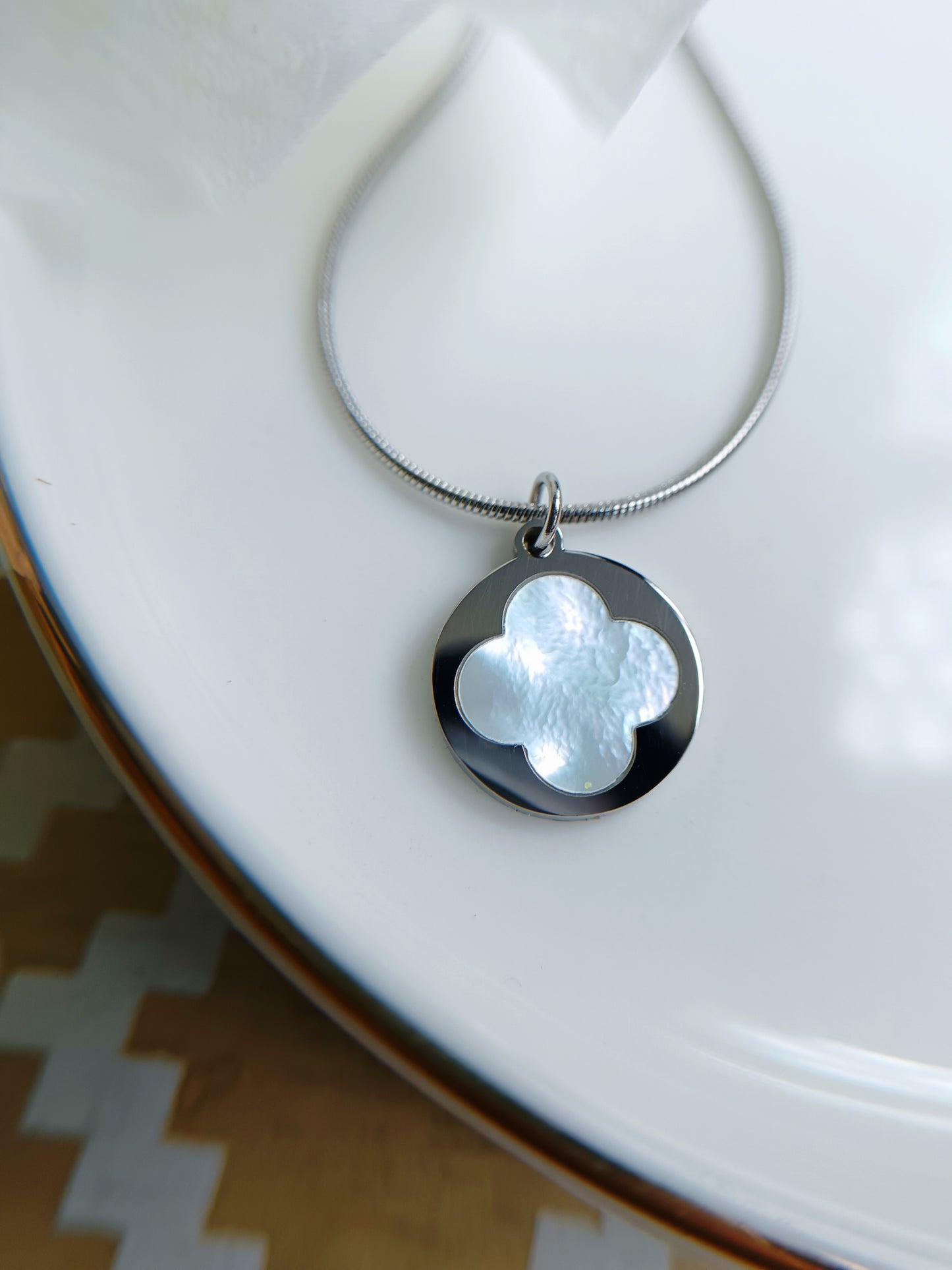 Collier trèfle incrusté
