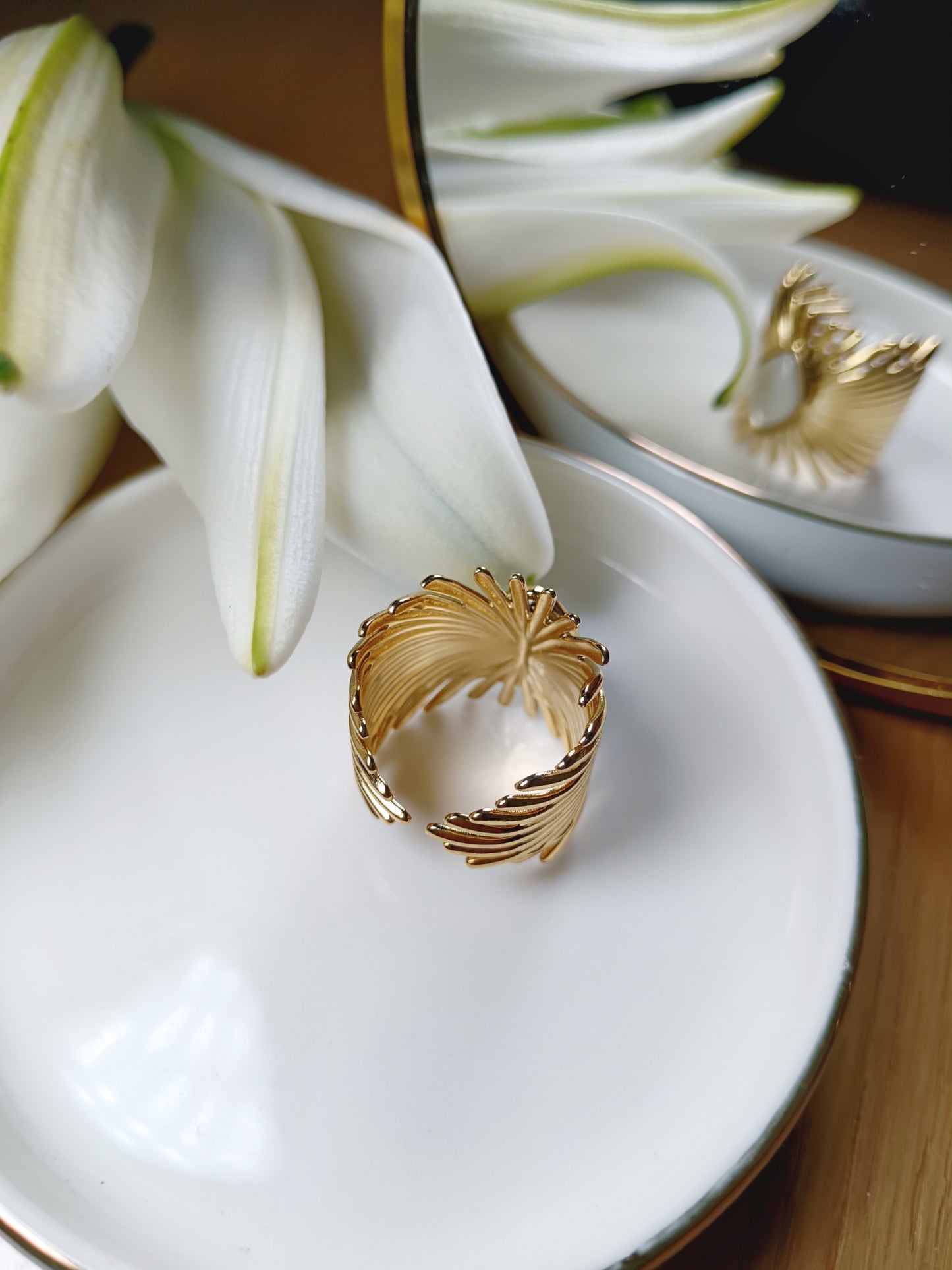 Bague travaillée style feuille plume en acier inoxydable doré et nacre réglable Ajustable