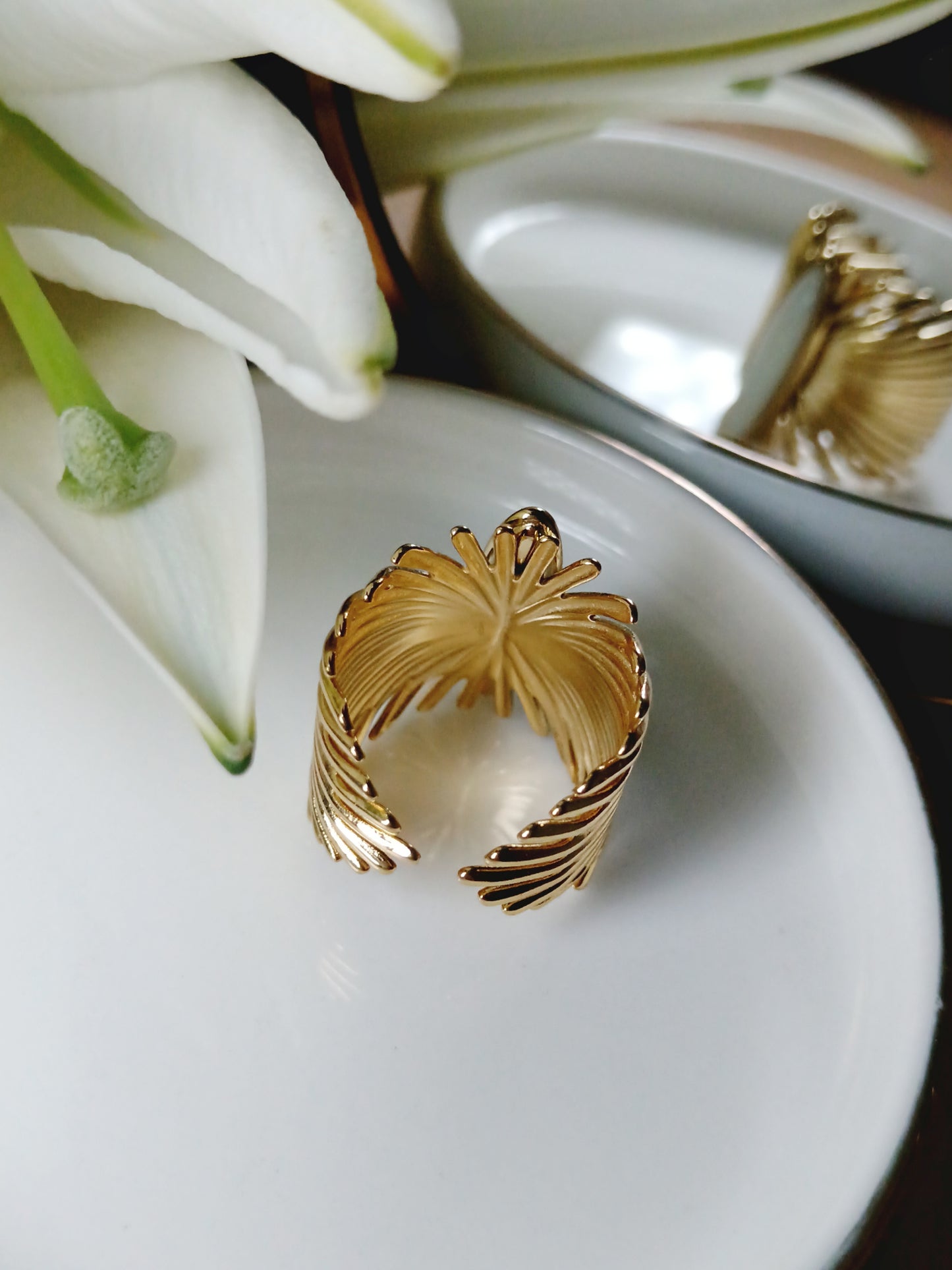 Bague forme de feuille ou plume en acier inoxydable doré et nacre réglable Ajustable