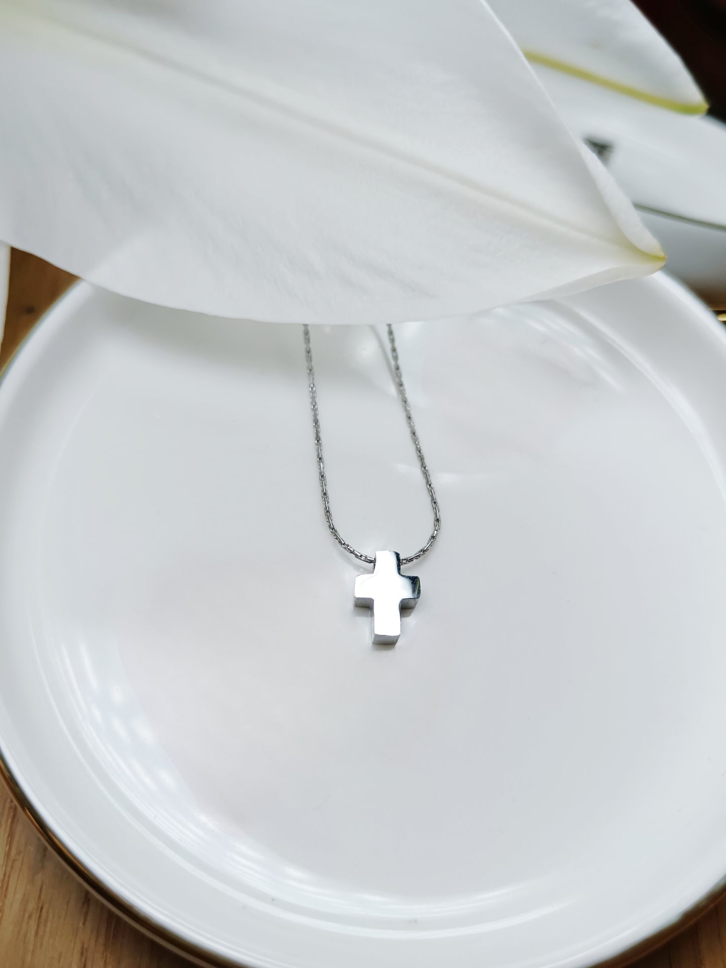 Collier chaîne fine Serpentine avec pendentif croix en acier inoxydable argent