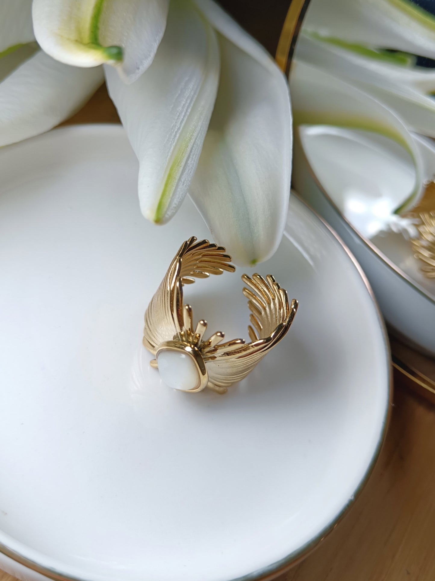 Bague travaillée style feuille plume en acier inoxydable doré et nacre réglable Ajustable