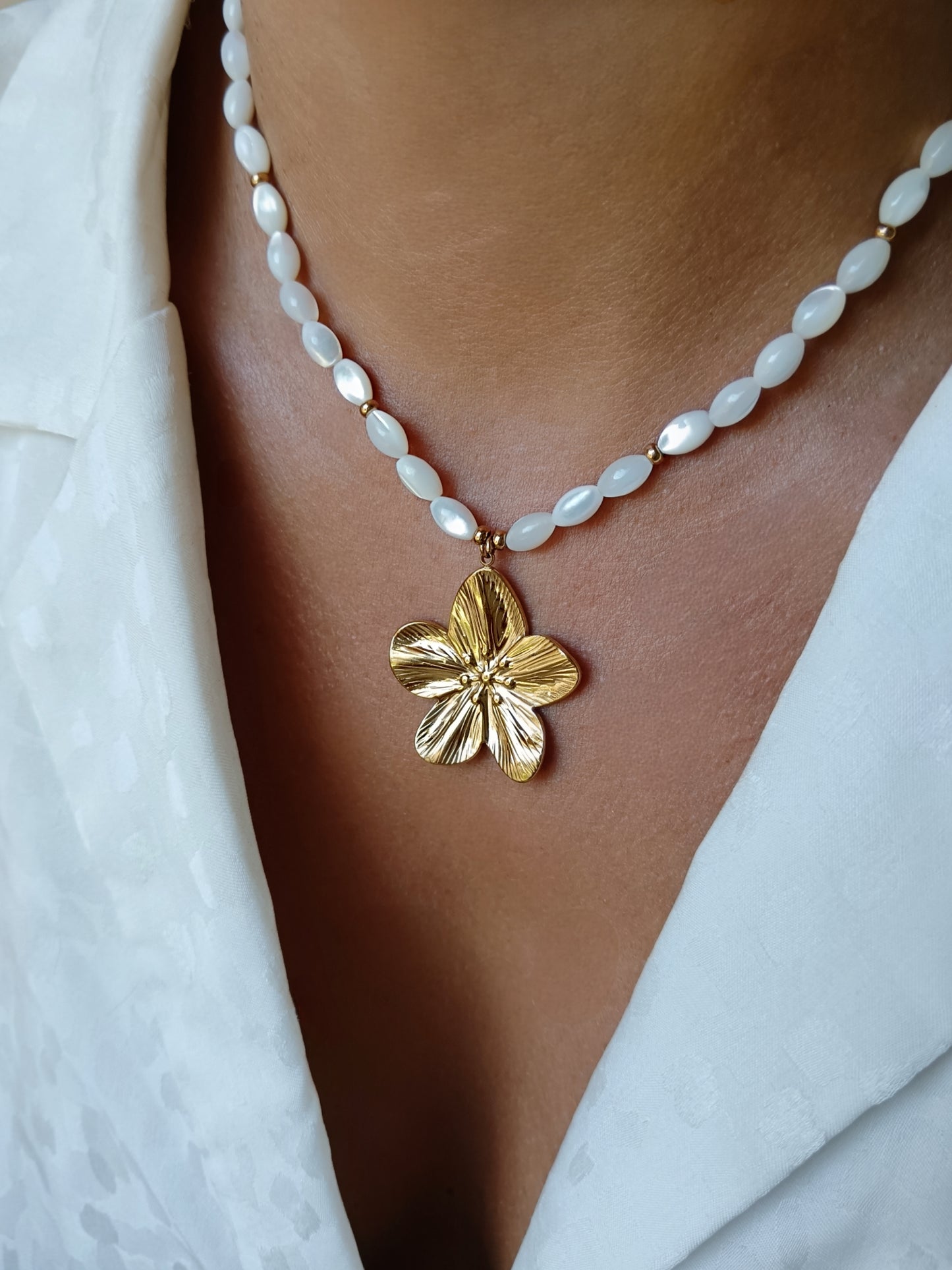Collier fleur en acier inoxydable doré et perles de nacre olives naturelles