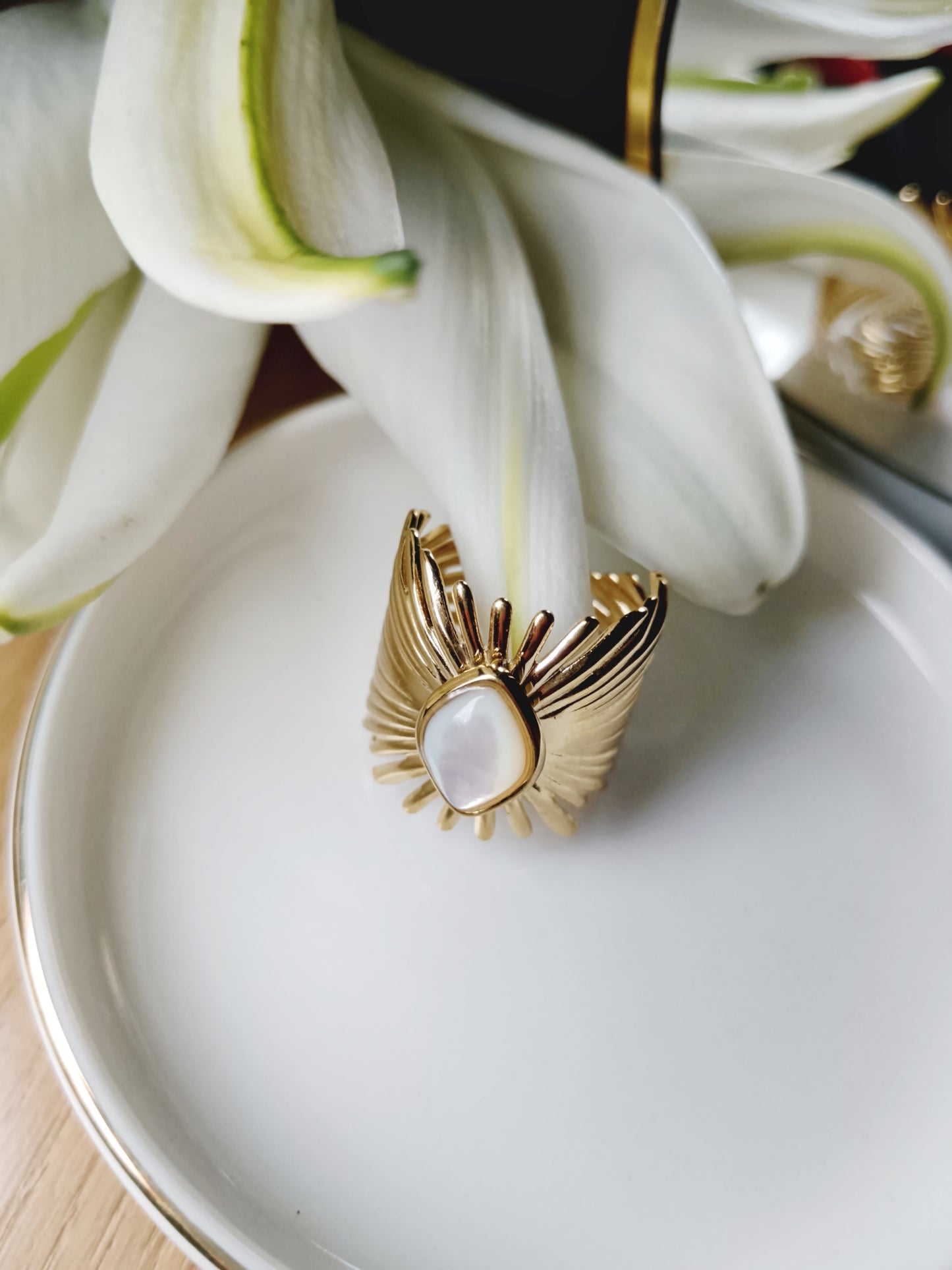 Bague travaillée style feuille plume en acier inoxydable doré et nacre réglable Ajustable