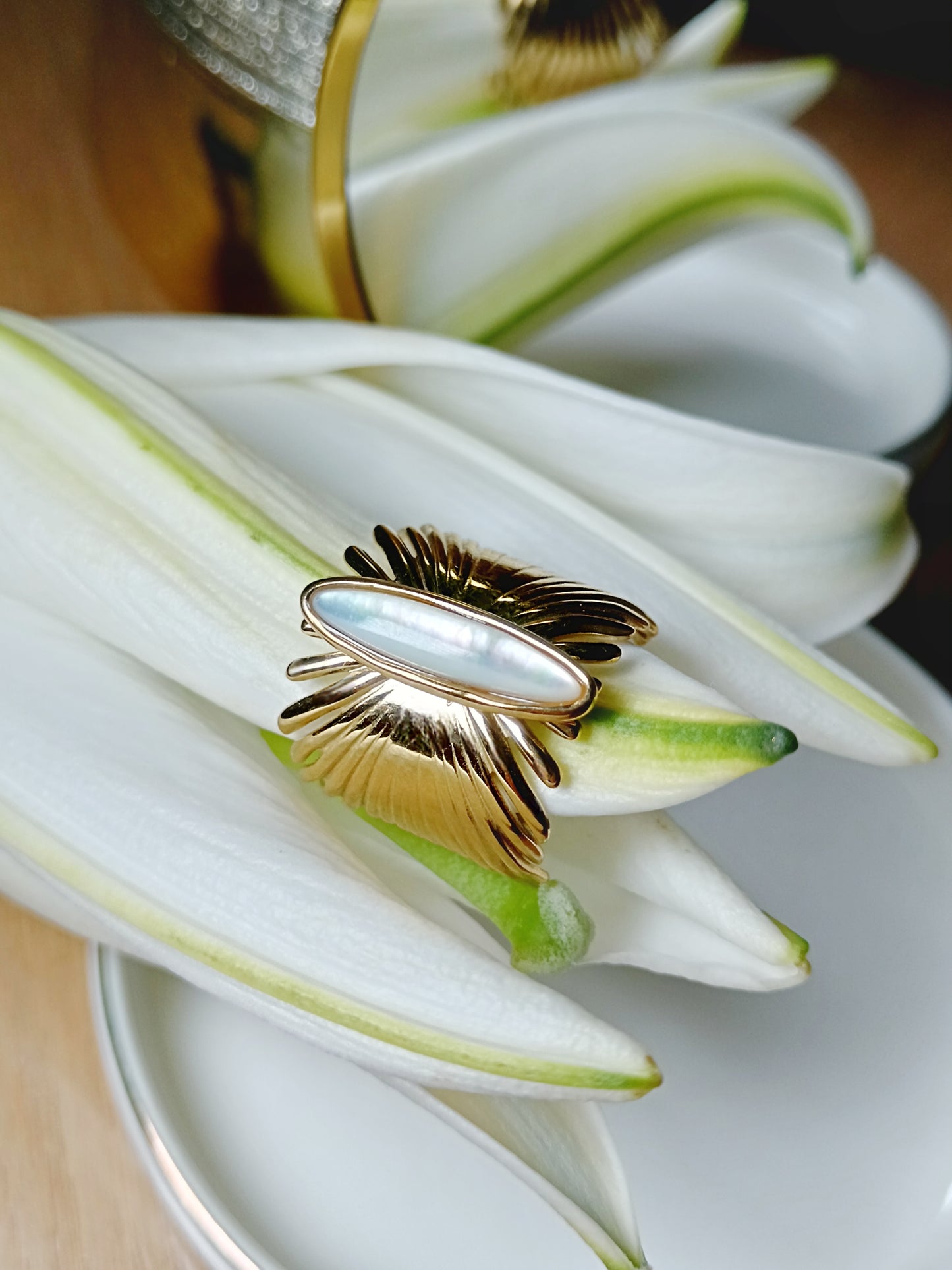 Bague forme de feuille ou plume en acier inoxydable doré et nacre réglable Ajustable
