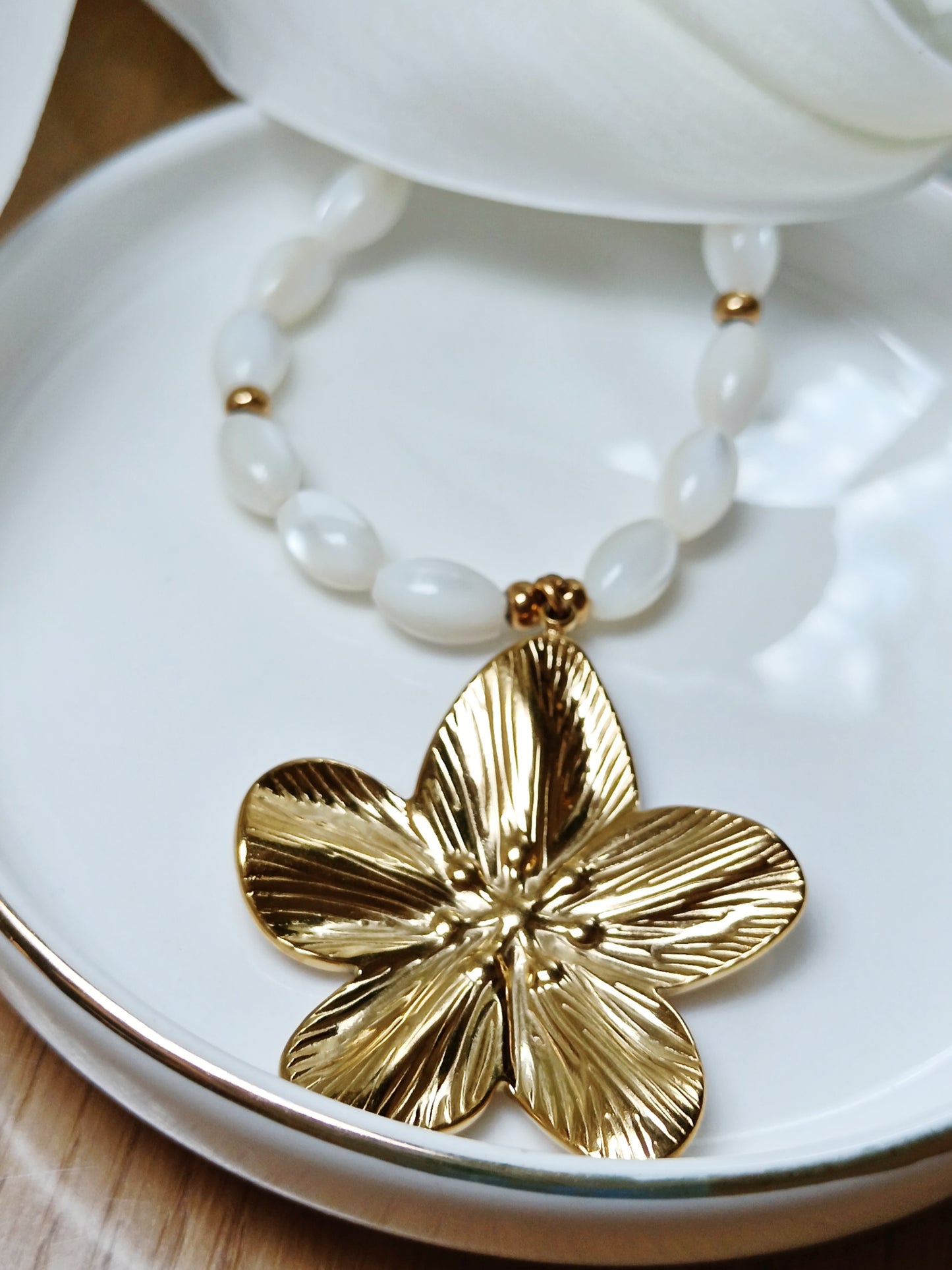 Collier fleur en acier inoxydable doré et perles de nacre olives naturelles