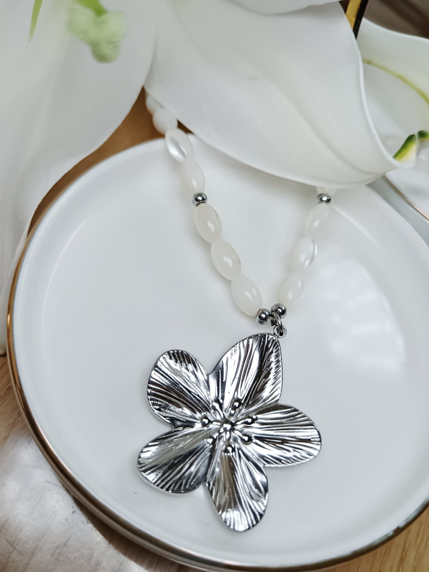 Collier fleur en acier inoxydable argenté argent et perles de nacre olives naturelles