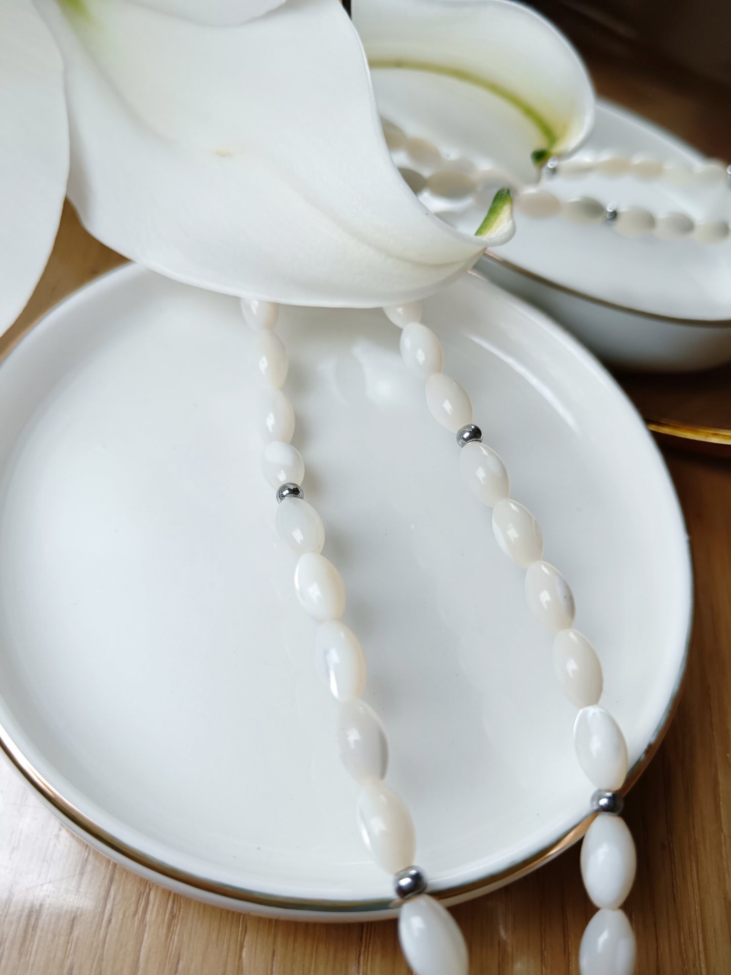 Collier en acier inoxydable argenté argent et perles de nacre olives naturelles