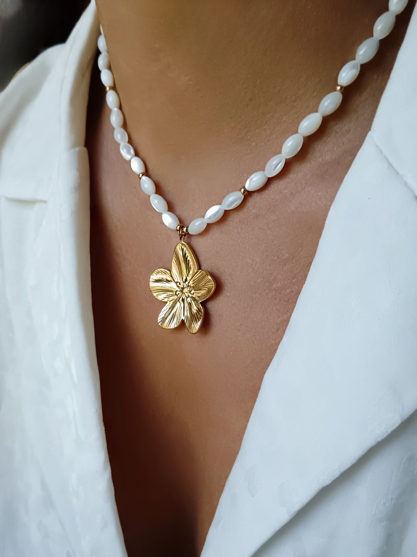 Collier fleur en acier inoxydable doré et perles de nacre olives naturelles