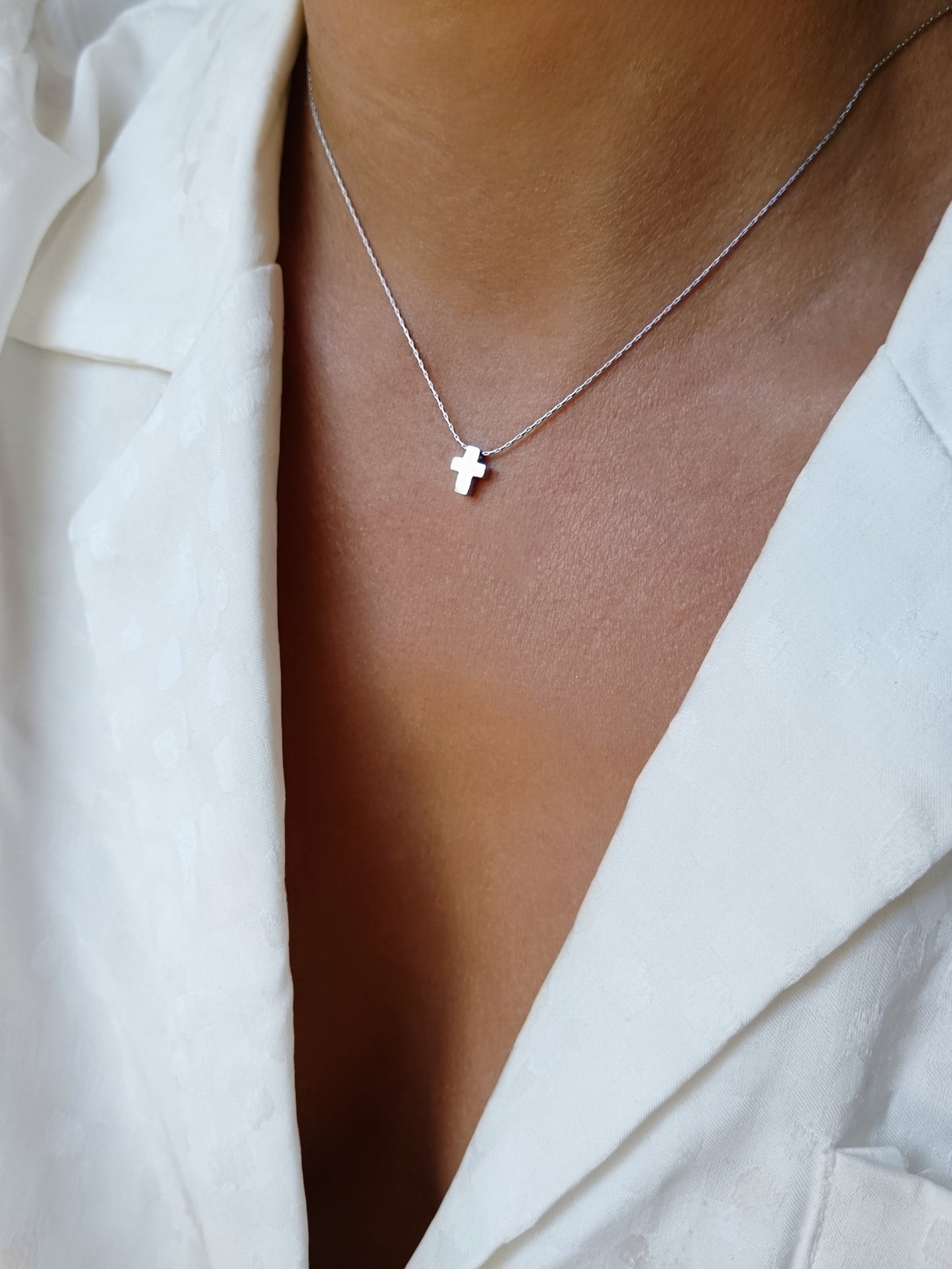Collier chaîne fine Serpentine avec pendentif croix en acier inoxydable argent