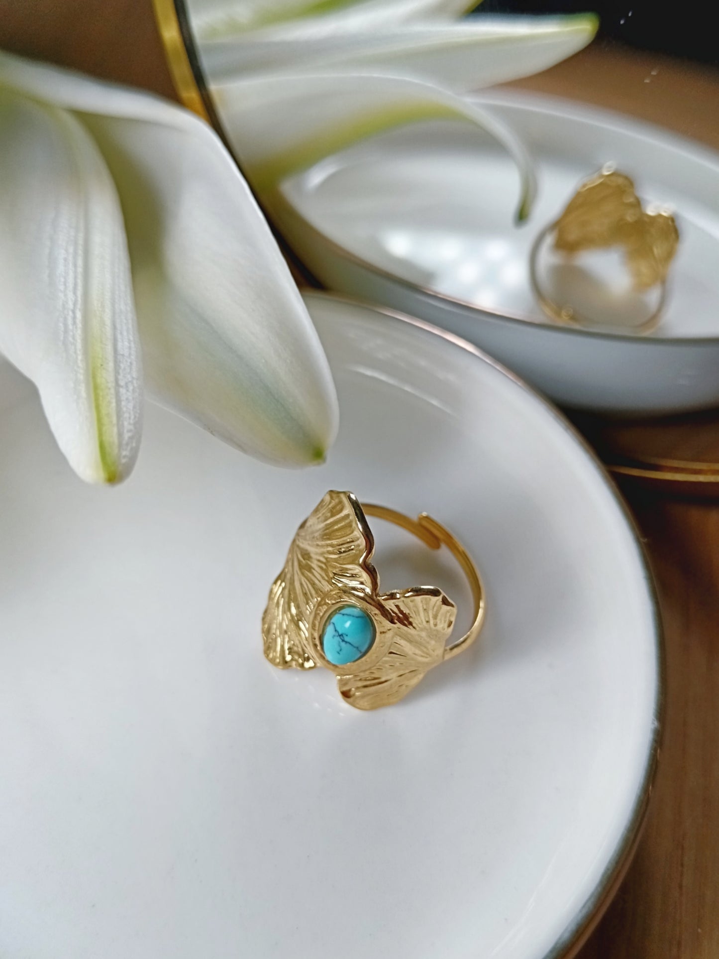 Bague feuille de ginkgo et pierre de turquoise naturelle en acier inoxydable doré réglable Ajustable