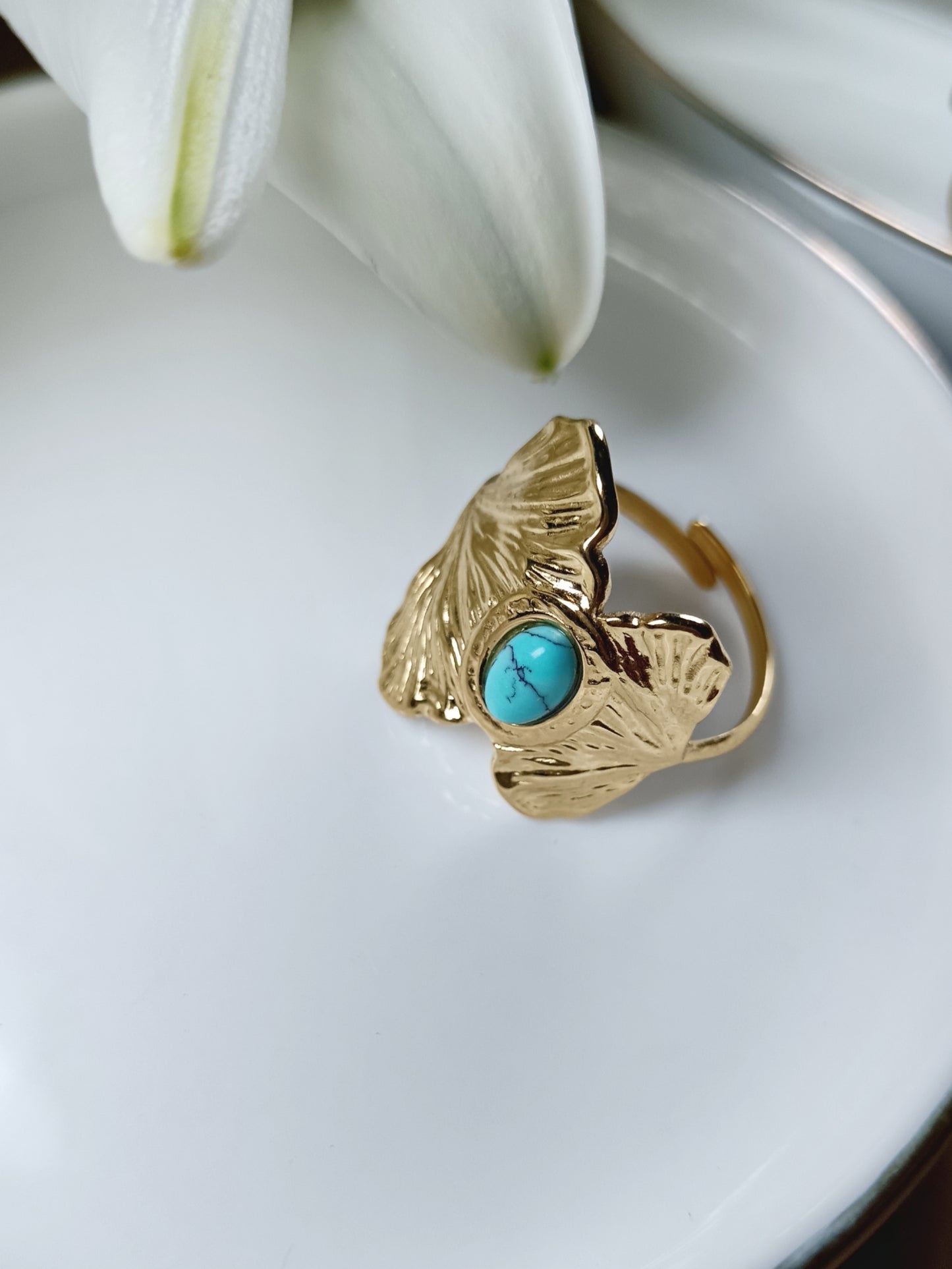 Bague feuille de ginkgo et pierre de turquoise naturelle en acier inoxydable doré réglable Ajustable
