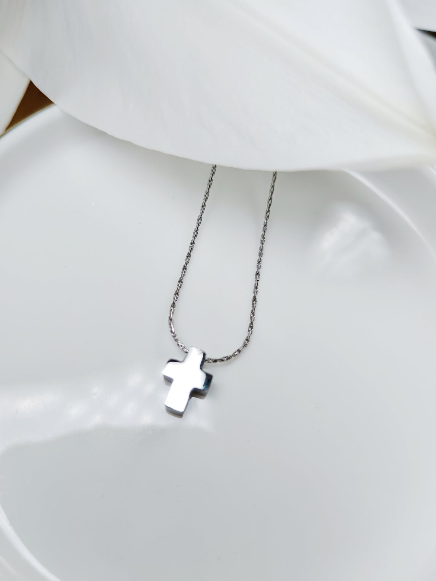 Collier chaîne fine Serpentine avec pendentif croix en acier inoxydable argent