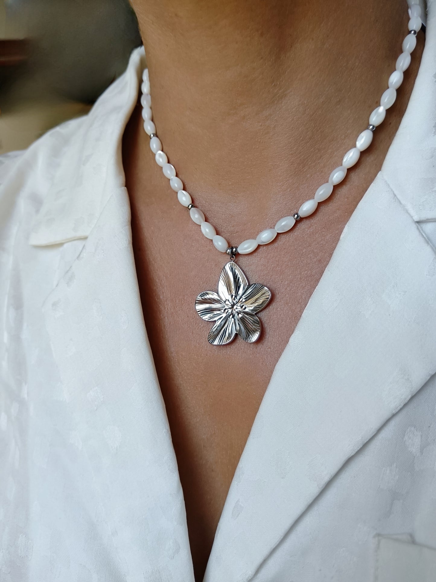 Collier fleur en acier inoxydable argenté argent et perles de nacre olives naturelles
