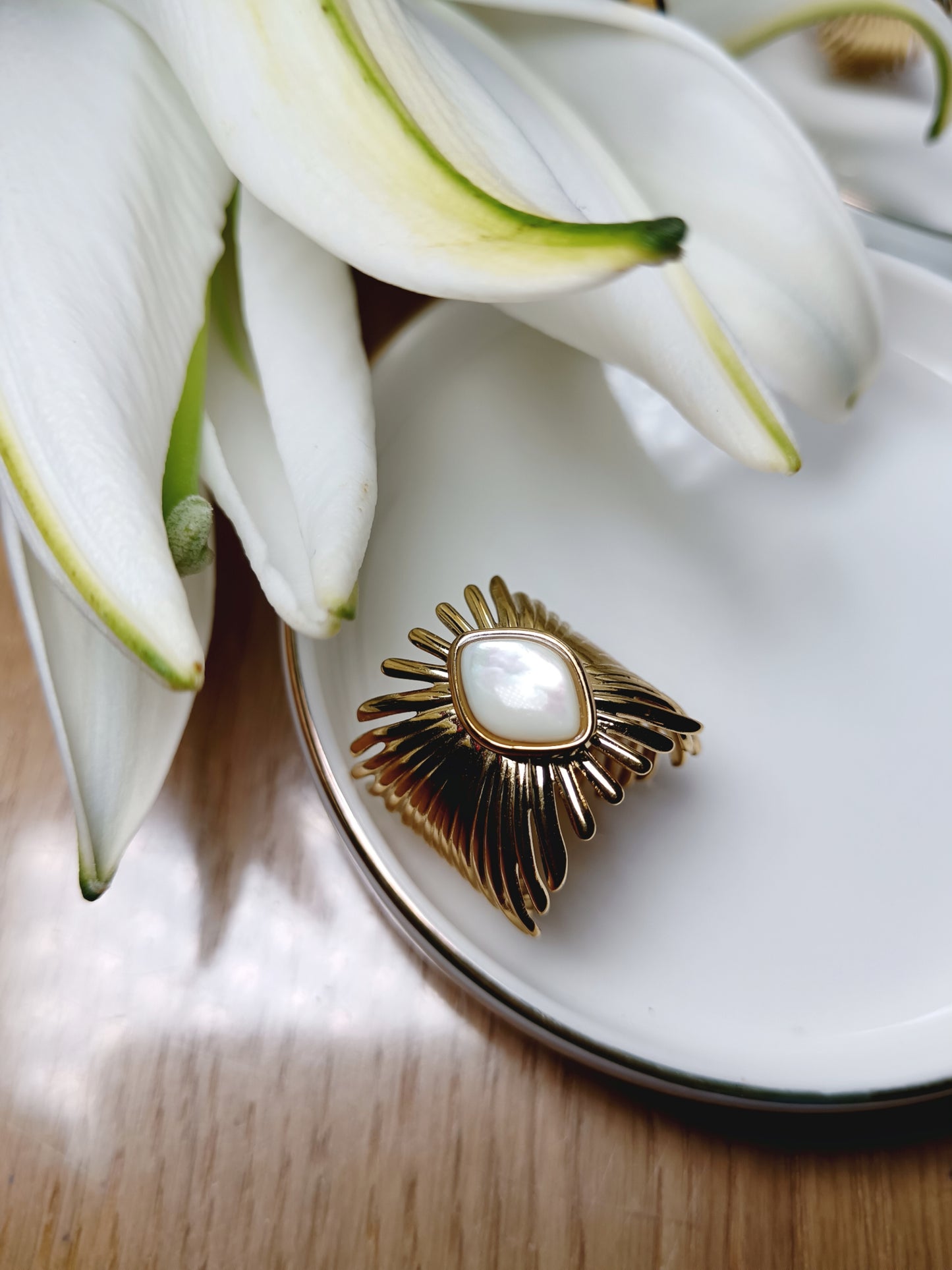 Bague travaillée style feuille plume en acier inoxydable doré et nacre réglable Ajustable