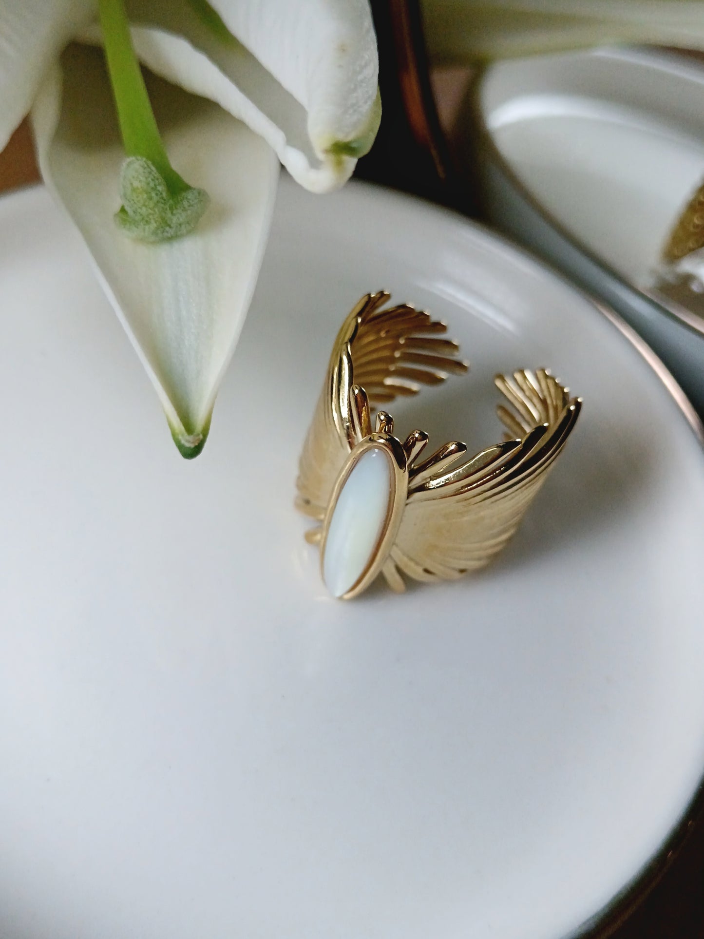 Bague forme de feuille ou plume en acier inoxydable doré et nacre réglable Ajustable