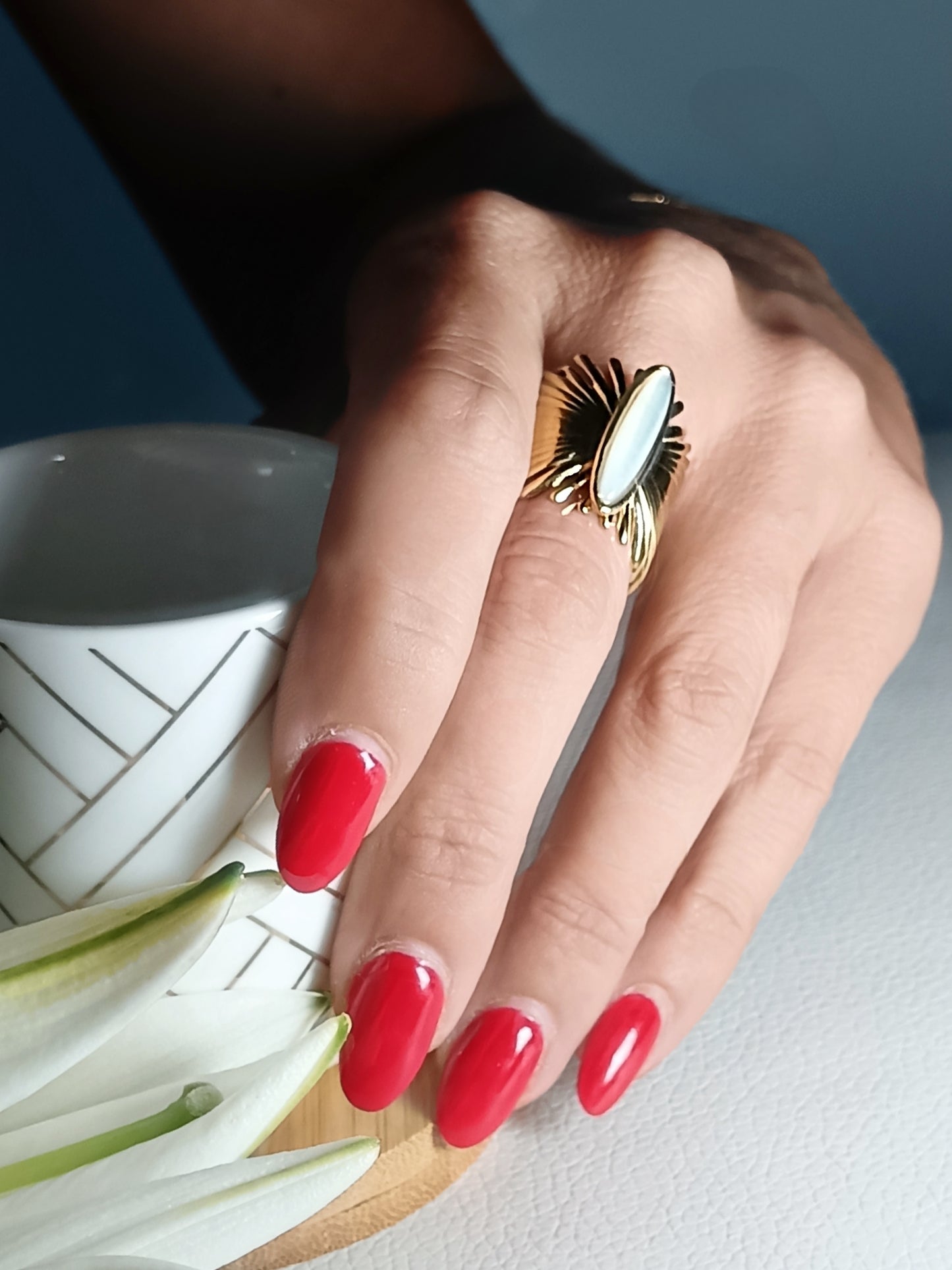 Bague forme de feuille ou plume en acier inoxydable doré et nacre réglable Ajustable