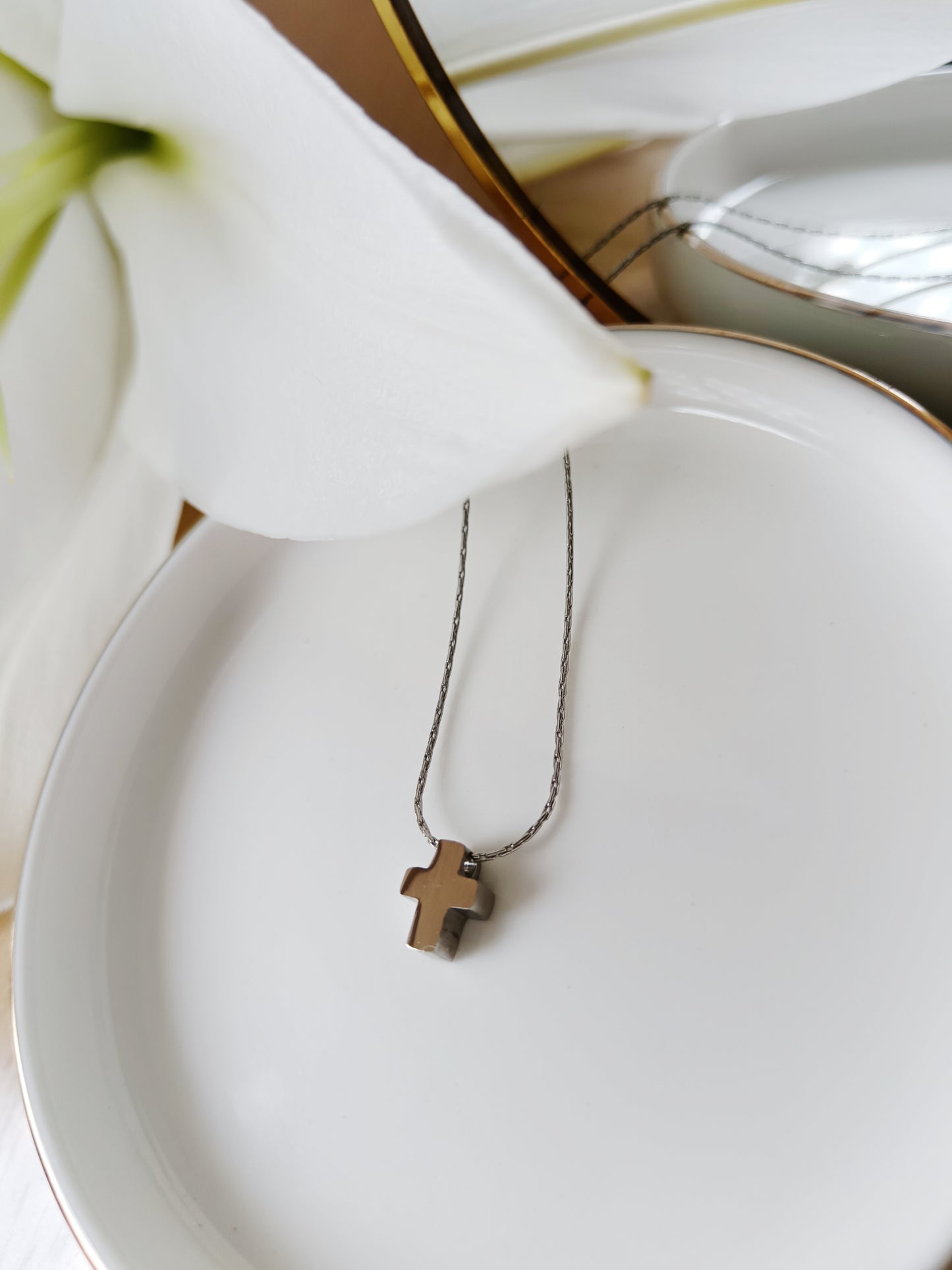Collier chaîne fine Serpentine avec pendentif croix en acier inoxydable argent