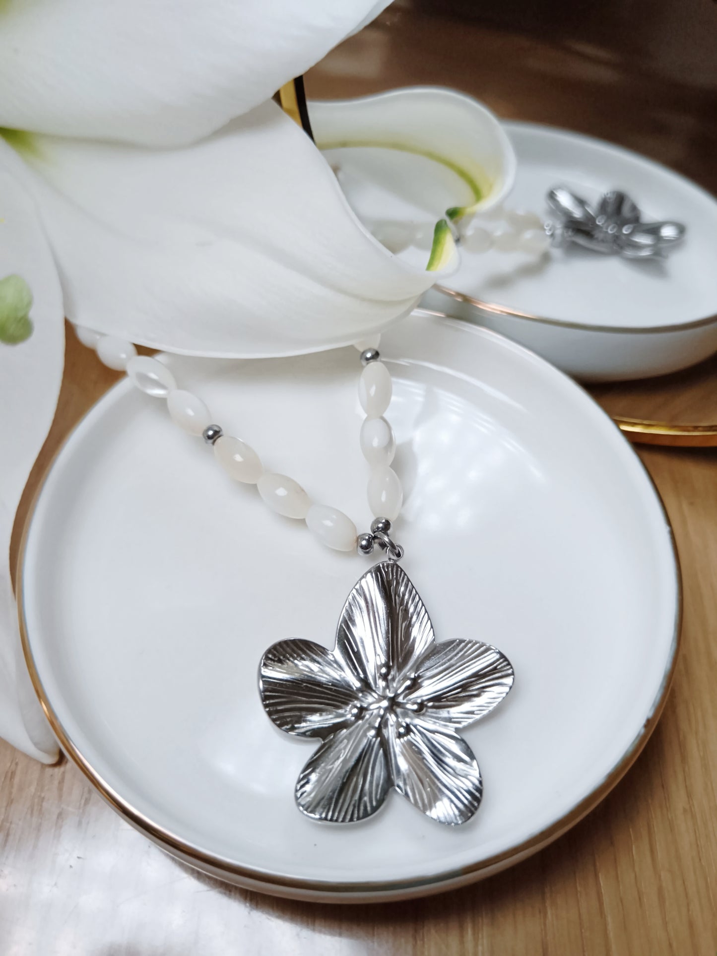 Collier fleur en acier inoxydable argenté argent et perles de nacre olives naturelles