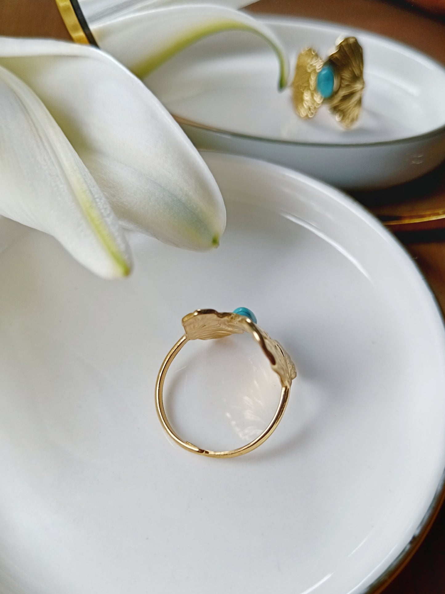 Bague feuille de ginkgo et pierre de turquoise naturelle en acier inoxydable doré réglable Ajustable