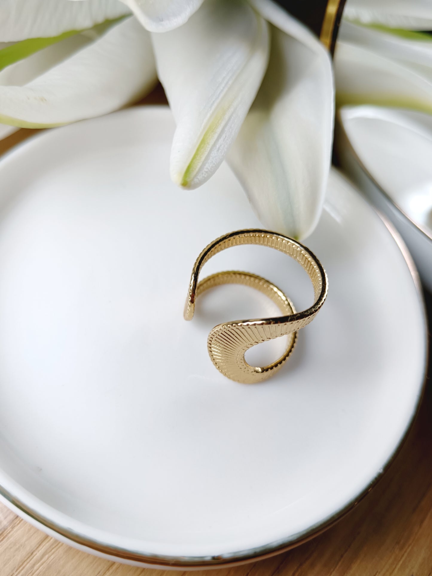 Bague ouverte réglable en acier inoxydable doré striée