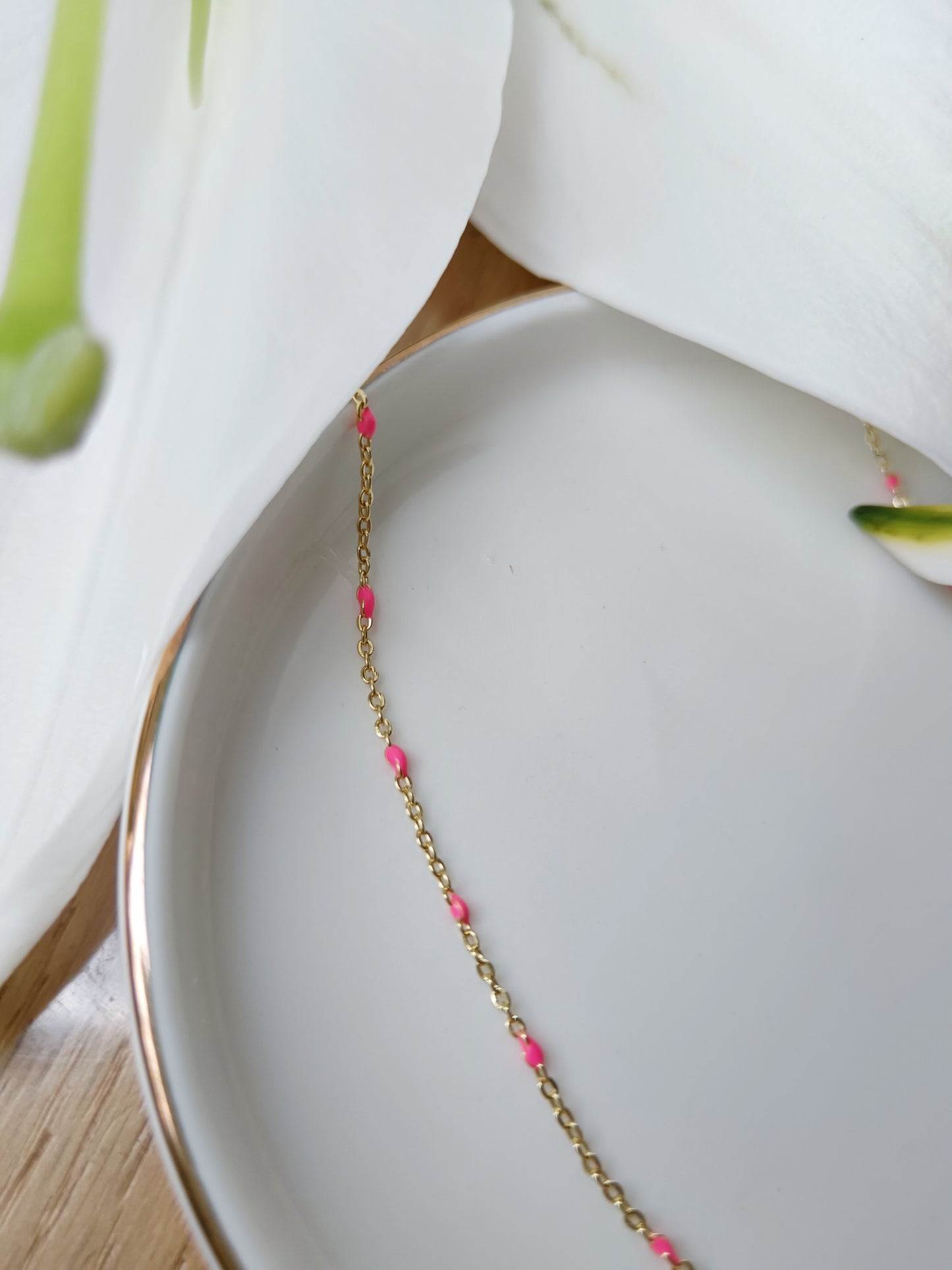 Collier émaillé rose fushia en acier inoxydable doré
