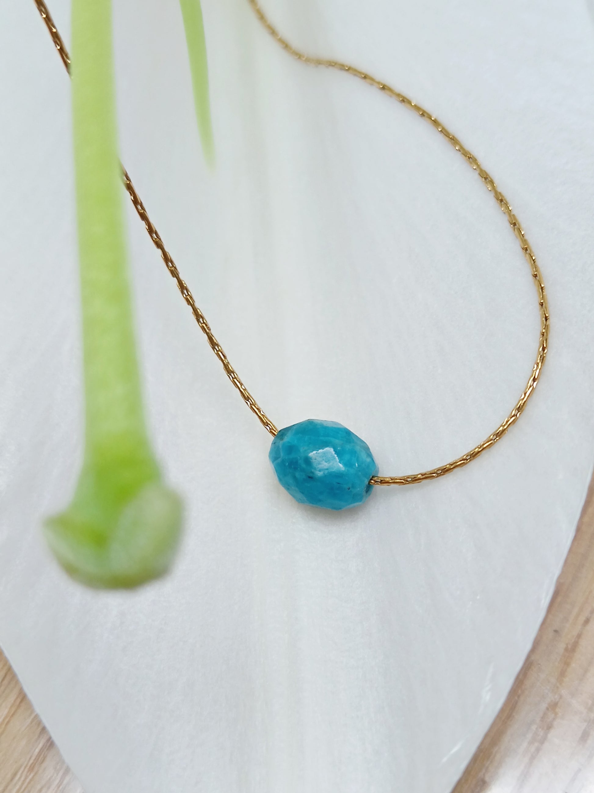 Collier en chaîne Serpentine fine en acier inoxydable doré et pierre apatite naturelle