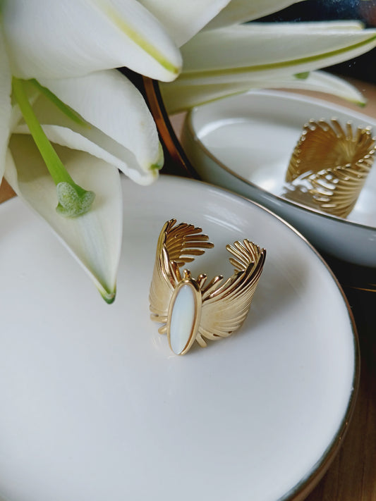 Bague forme de feuille ou plume en acier inoxydable doré et nacre réglable Ajustable