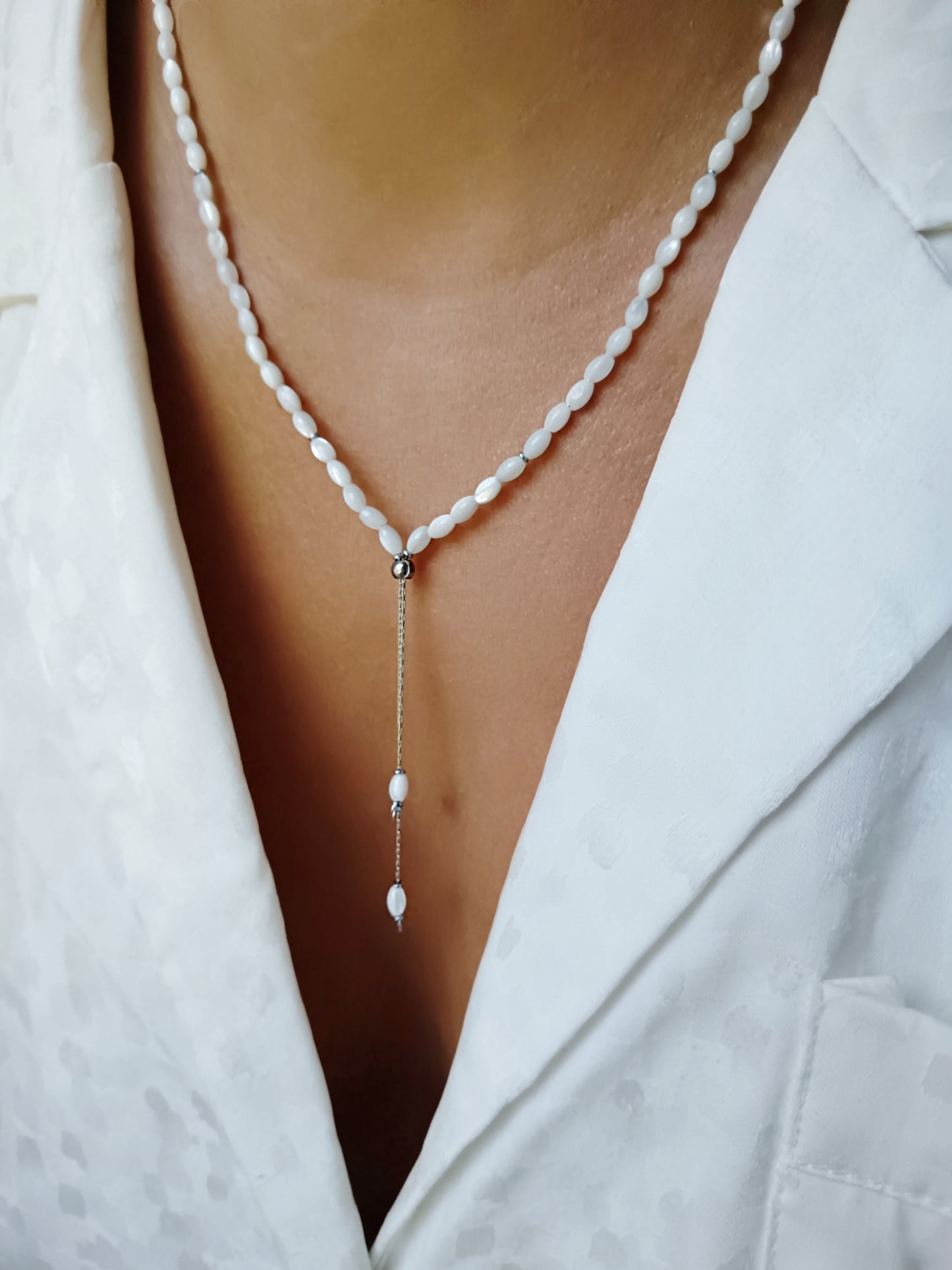 Collier réglable en chaîne Serpentine acier inoxydable et perles de nacre naturelles