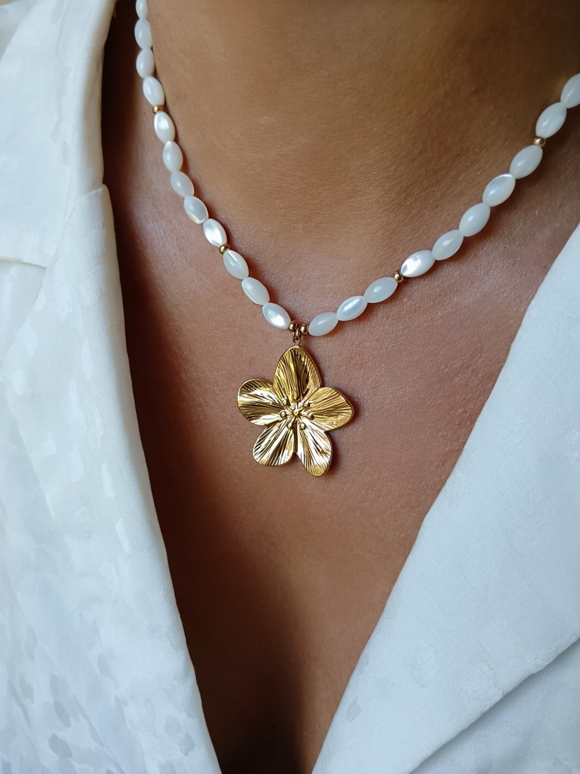 Collier fleur en acier inoxydable doré et perles de nacre olives naturelles