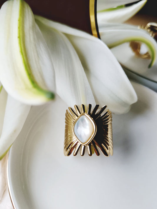 Bague travaillée style feuille plume en acier inoxydable doré et nacre réglable Ajustable 