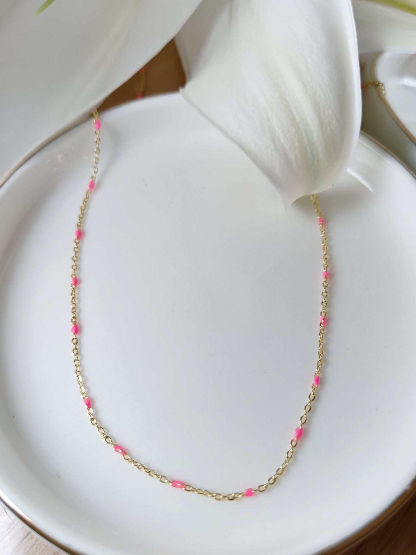 Collier émaillé rose fushia en acier inoxydable doré