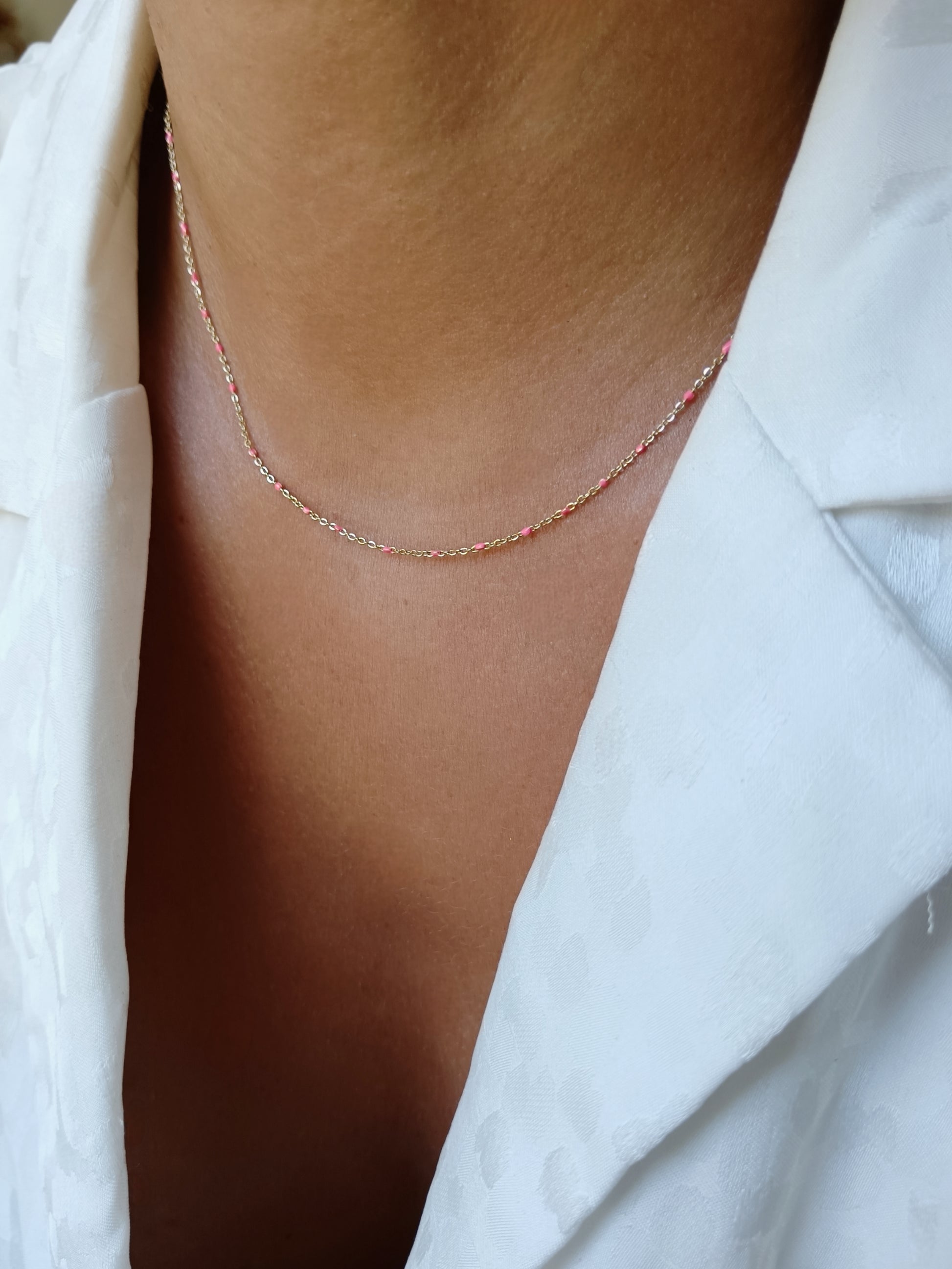 Collier émaillé rose fushia en acier inoxydable doré