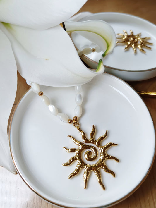 Collier soleil en acier inoxydable doré et perles de nacre olives naturelles 