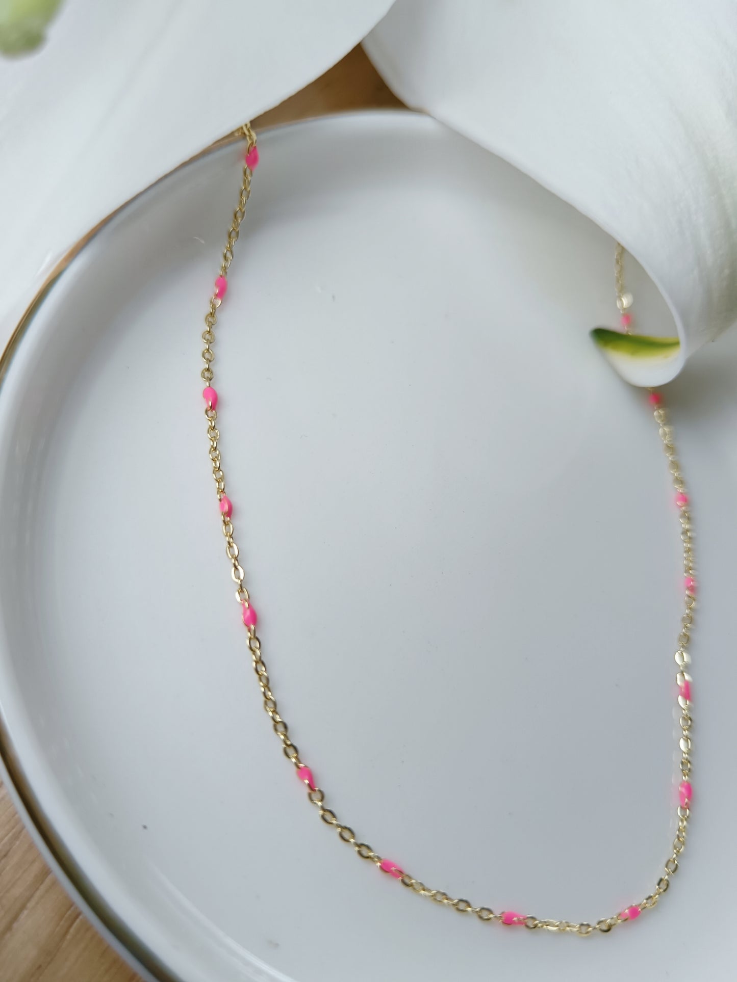 Collier émaillé rose fushia en acier inoxydable doré