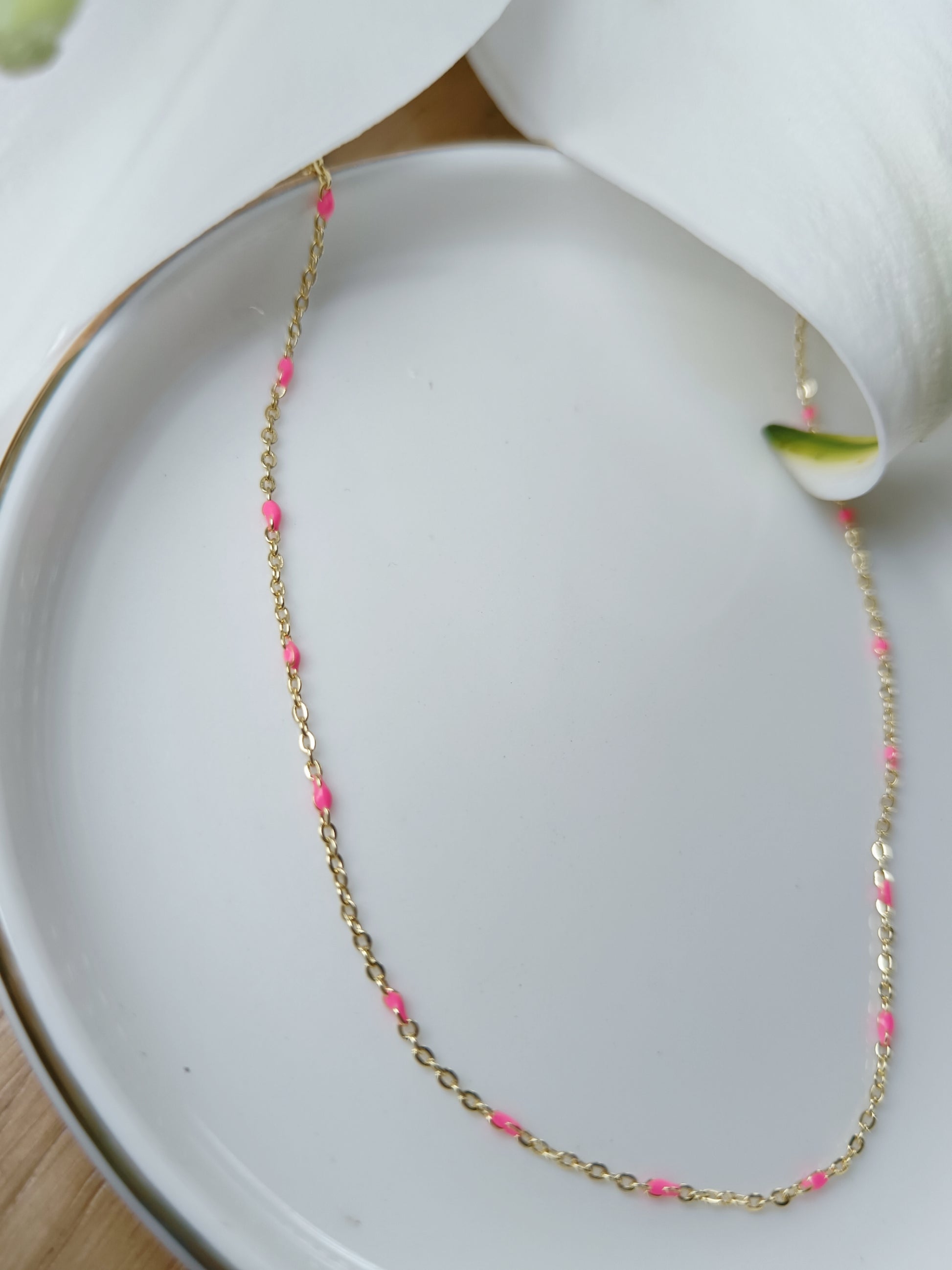 Collier émaillé rose fushia en acier inoxydable doré