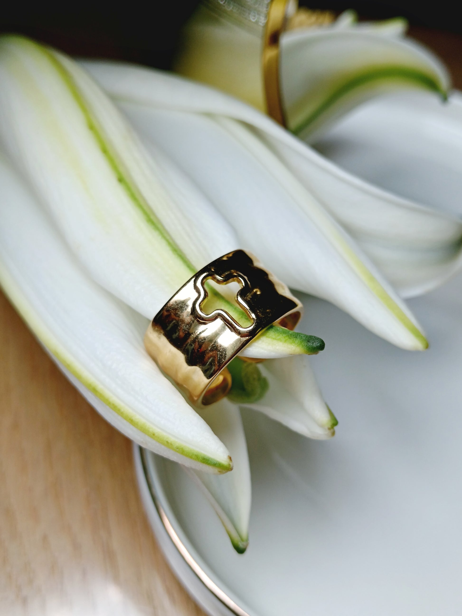 Bague croix ajourée en acier inoxydable doré réglable Ajustable