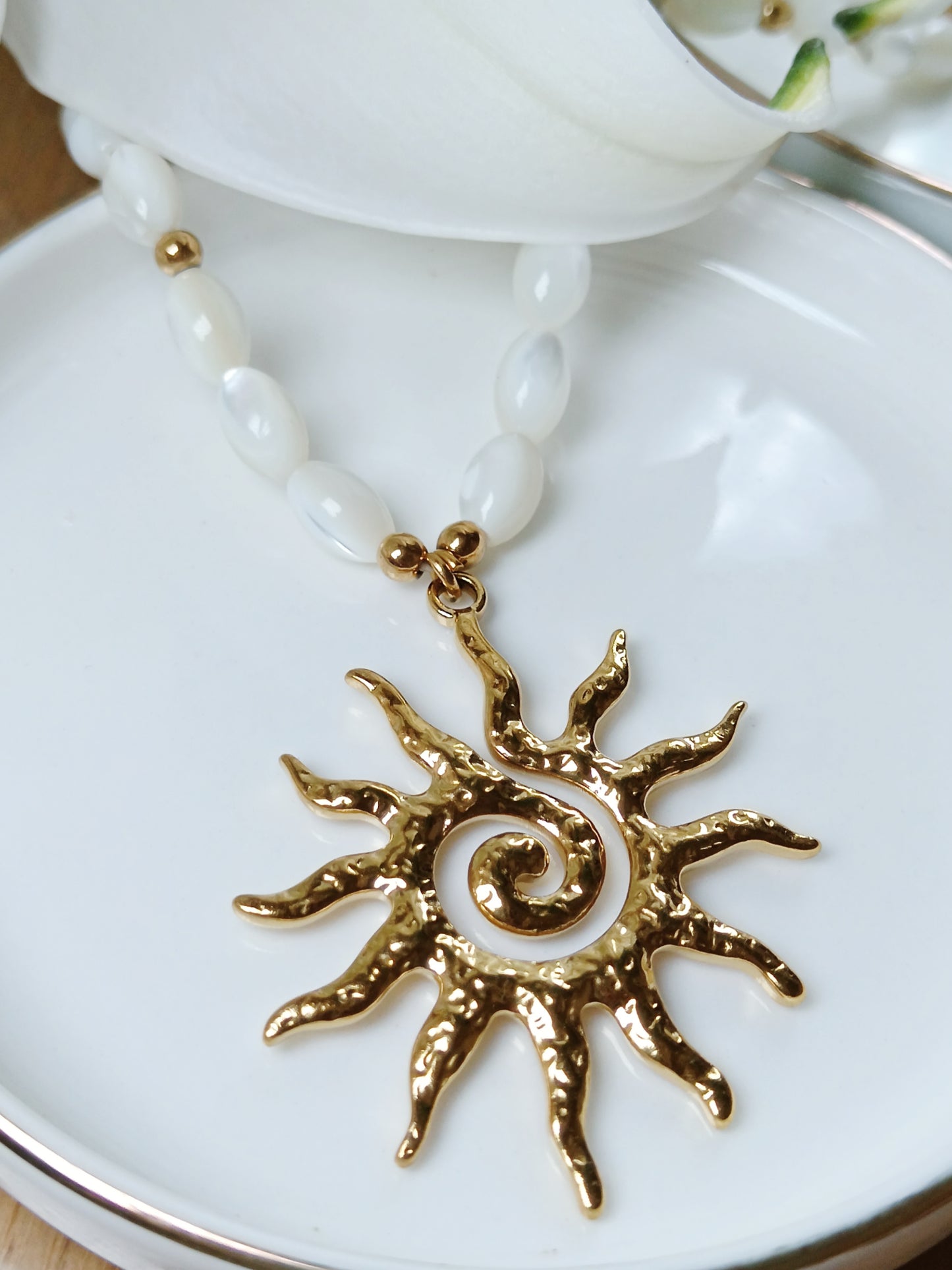 Collier soleil en acier inoxydable doré et perles de nacre olives naturelles