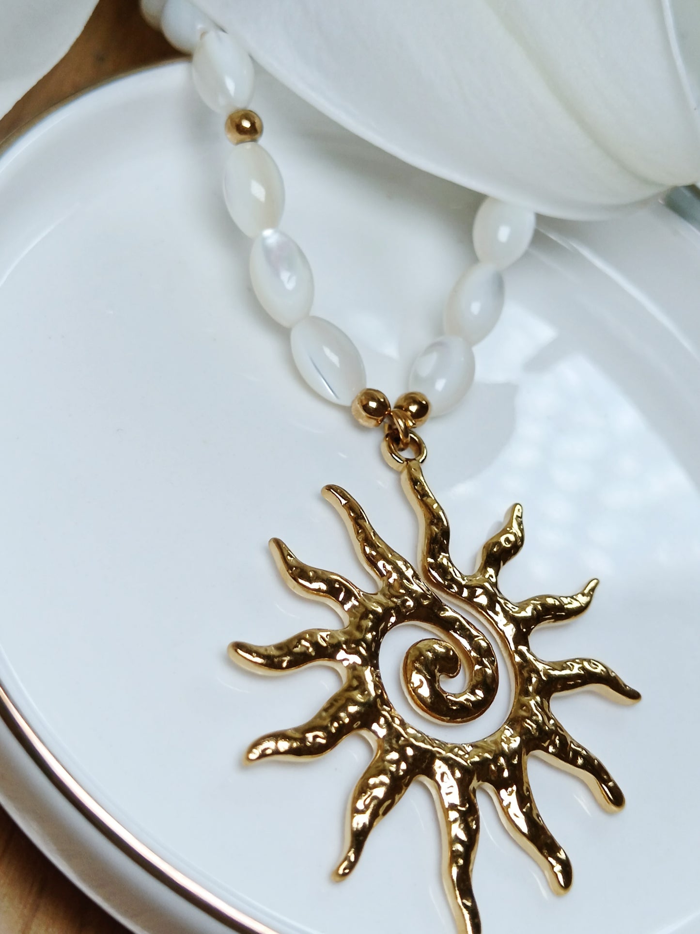 Collier soleil en acier inoxydable doré et perles de nacre olives naturelles