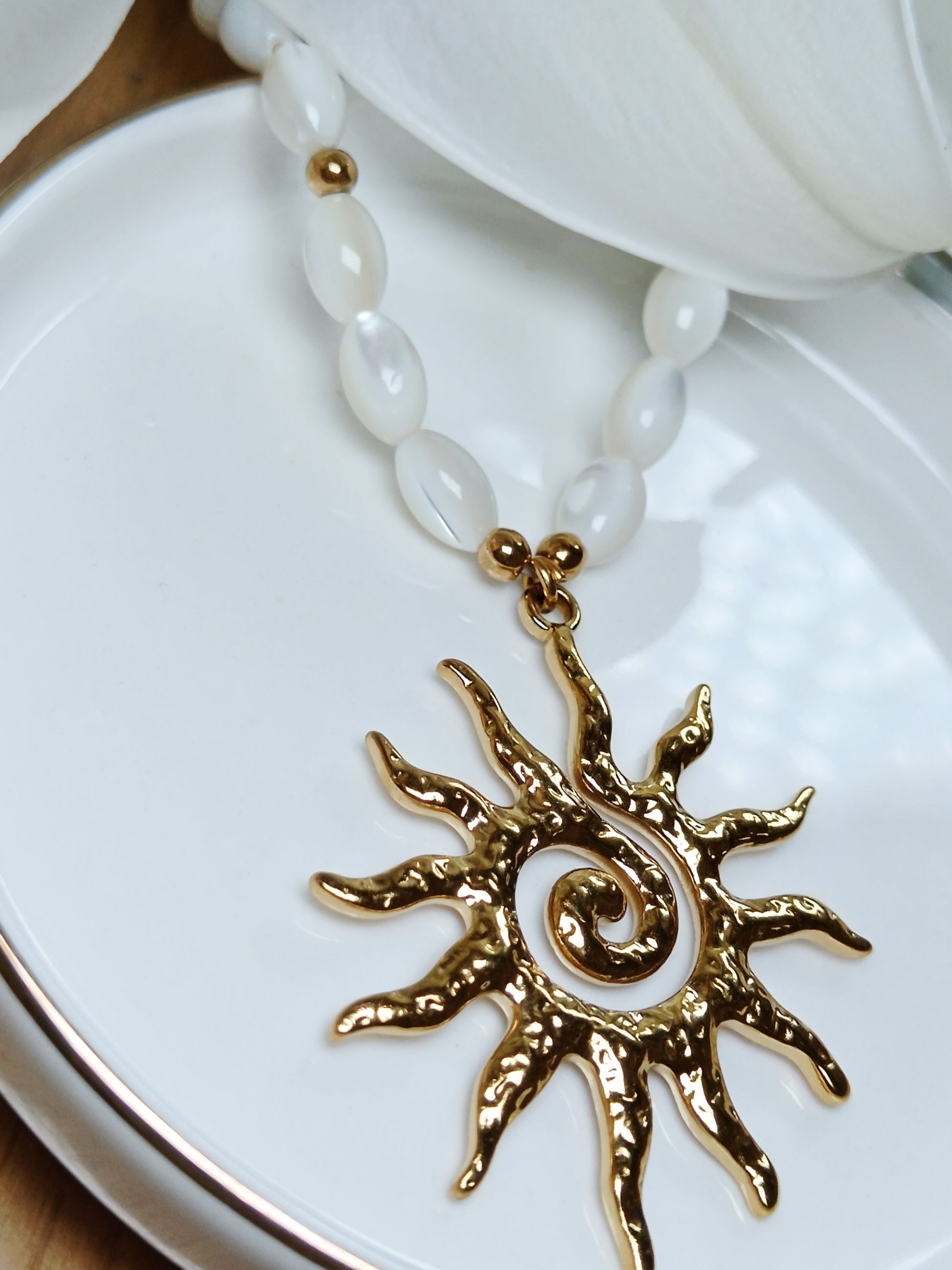 Collier soleil en acier inoxydable doré et perles de nacre olives naturelles